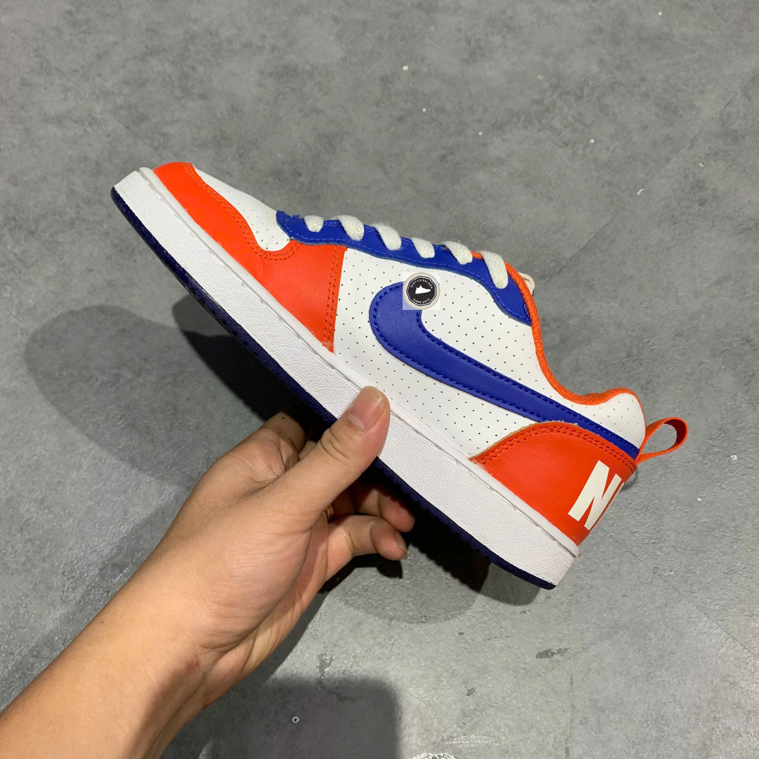 🔥 NIKE COURT BOROUGH LOW “WHITE/BLUE/ORANGE” – SIZE 36.5 – PVN23864 – CHÍNH HÃNG