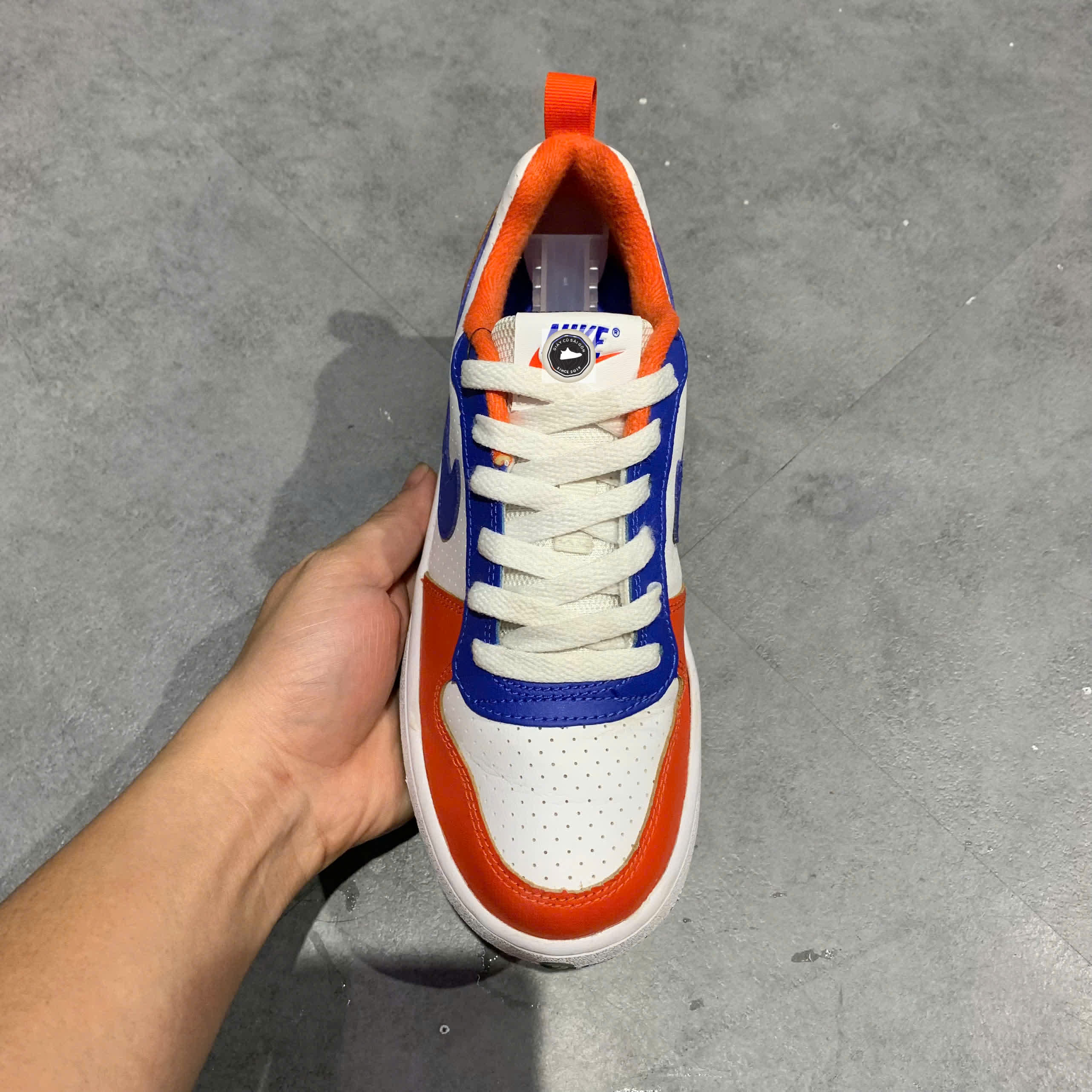 🔥 NIKE COURT BOROUGH LOW “WHITE/BLUE/ORANGE” – SIZE 36.5 – PVN23864 – CHÍNH HÃNG