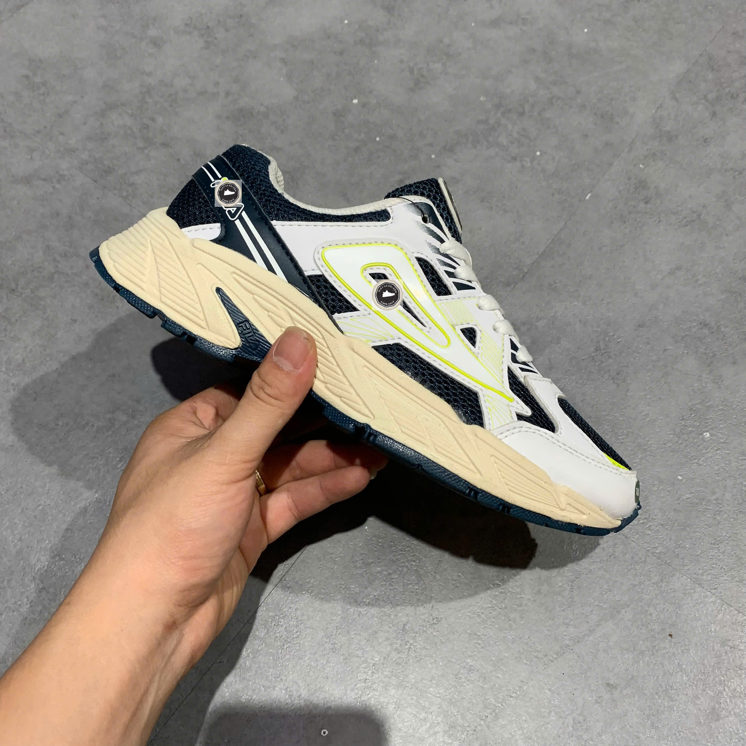 🔥 FILA LOW CUT BLACK/GREY (1RM01786D_142) – SIZE 36 ½ – PVN23921 – CHÍNH HÃNG