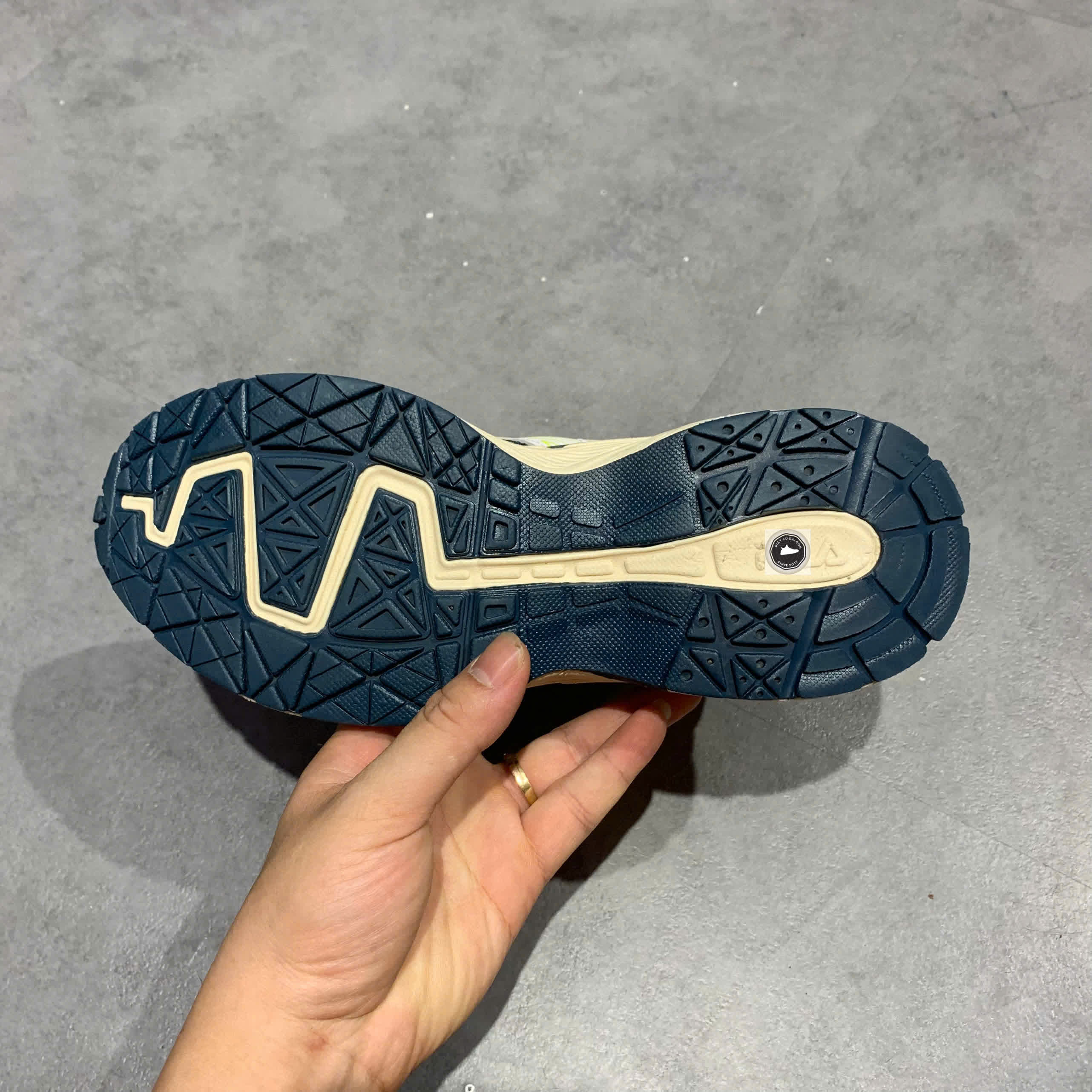 🔥 FILA LOW CUT BLACK/GREY (1RM01786D_142) – SIZE 36 ½ – PVN23921 – CHÍNH HÃNG