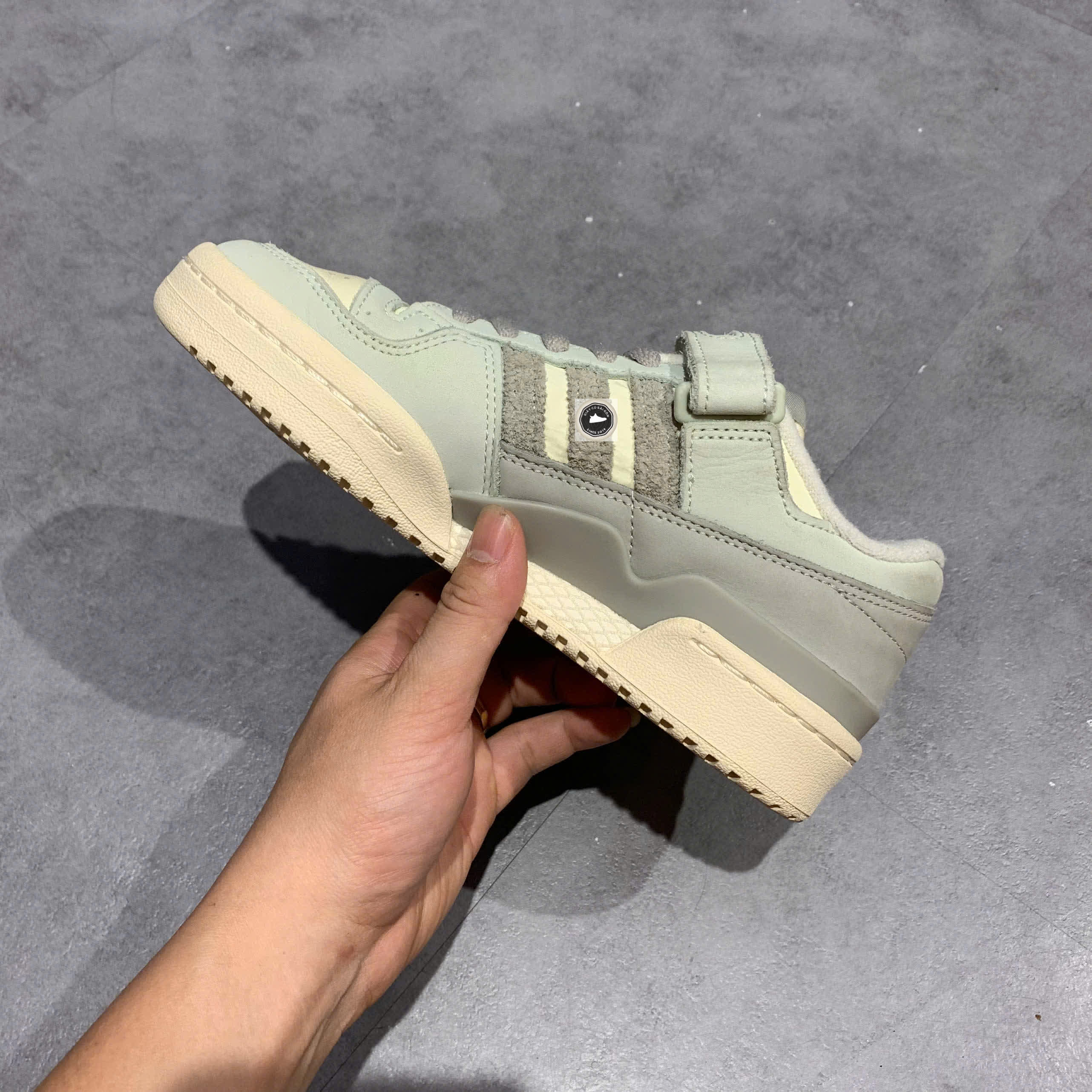 🔥 ADIDAS FORUM 84 LOW “LINEN GREEN / CREAM WHITE / METAL GREY” – SIZE 36 2/3 – PVN23725 – CHÍNH HÃNG