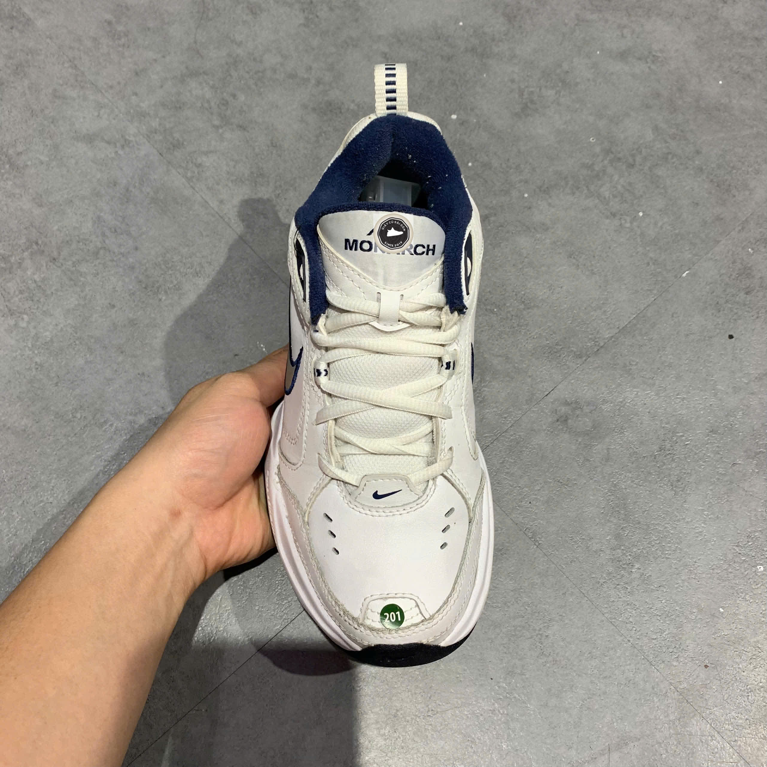 🔥 NIKE AIR MONARCH IV “WHITE NAVY/METALLIC SILVER” – SIZE 36.5 – PVN23966 – CHÍNH HÃNG