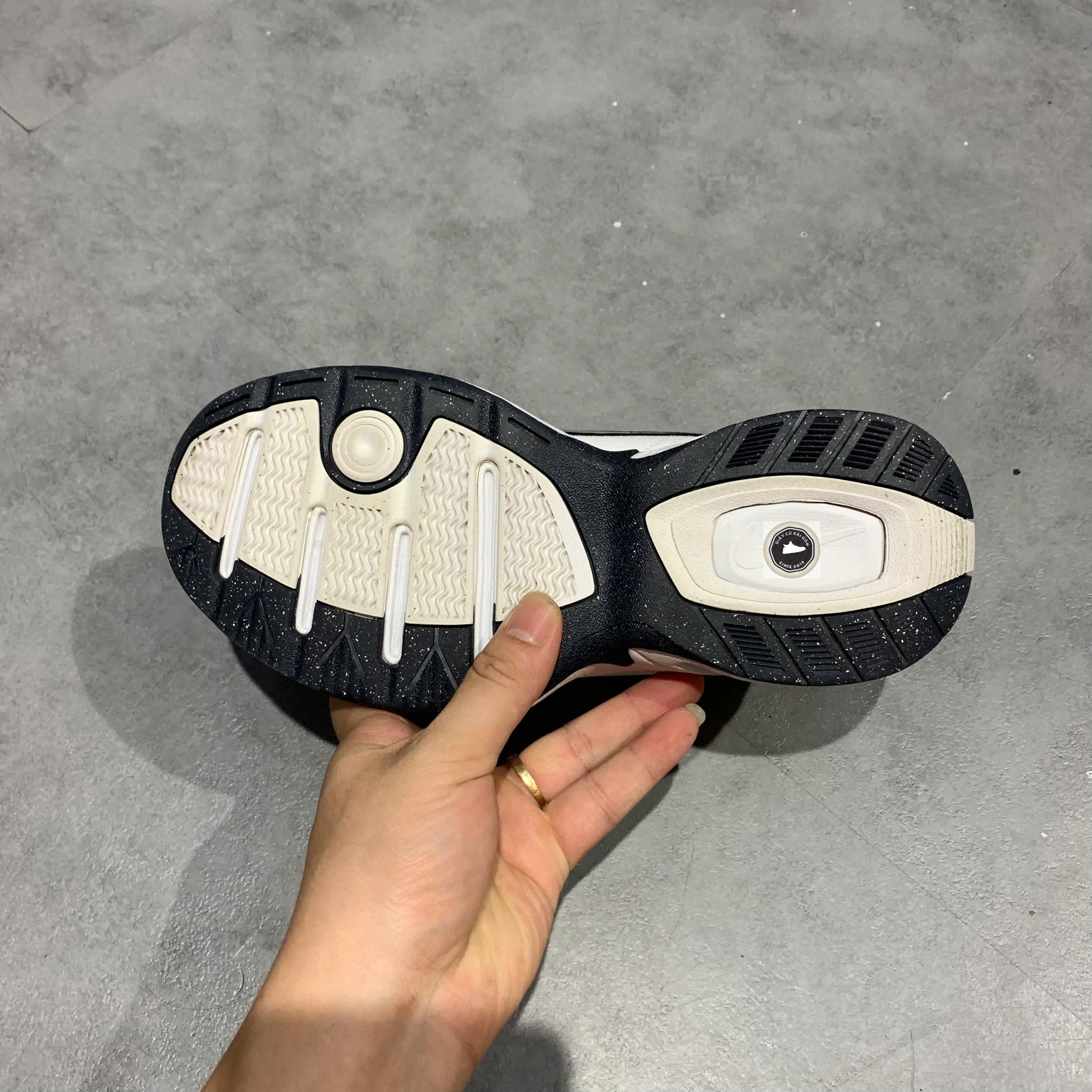 🔥 NIKE AIR MONARCH IV “WHITE NAVY/METALLIC SILVER” – SIZE 36.5 – PVN23966 – CHÍNH HÃNG