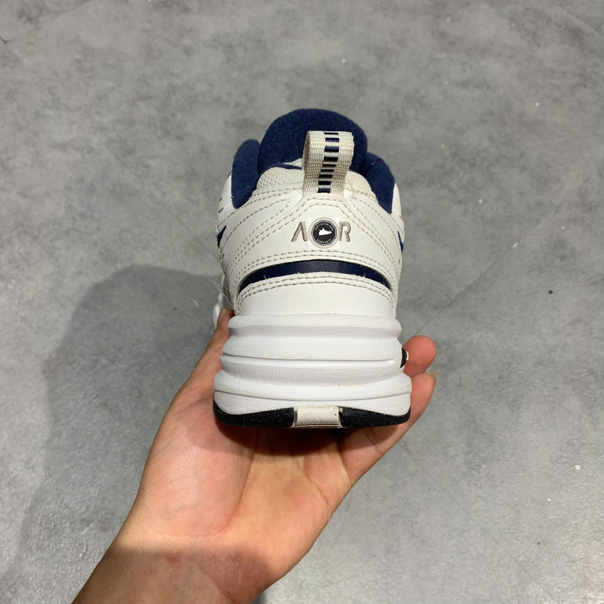 🔥 NIKE AIR MONARCH IV “WHITE NAVY/METALLIC SILVER” – SIZE 36.5 – PVN23966 – CHÍNH HÃNG