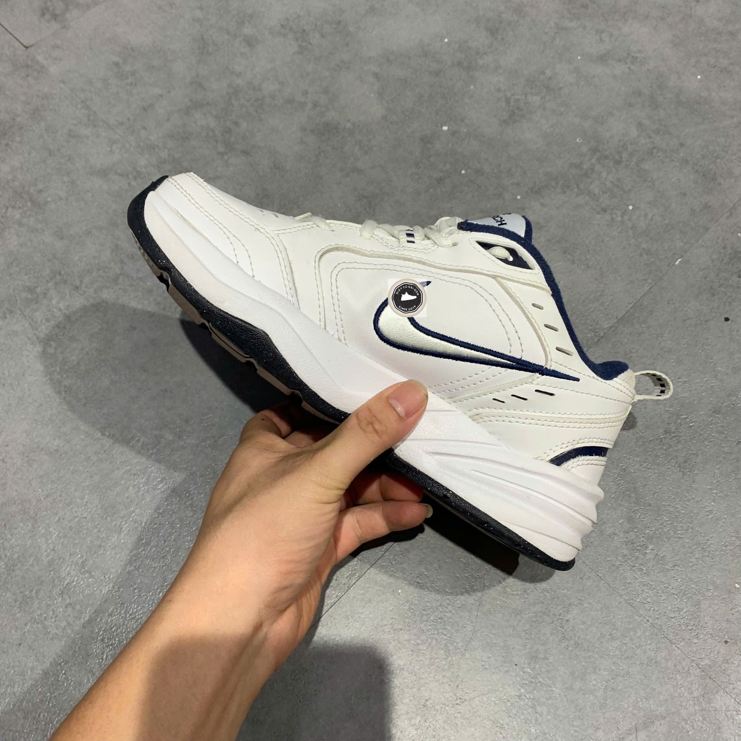 🔥 NIKE AIR MONARCH IV “WHITE NAVY/METALLIC SILVER” – SIZE 36.5 – PVN23966 – CHÍNH HÃNG