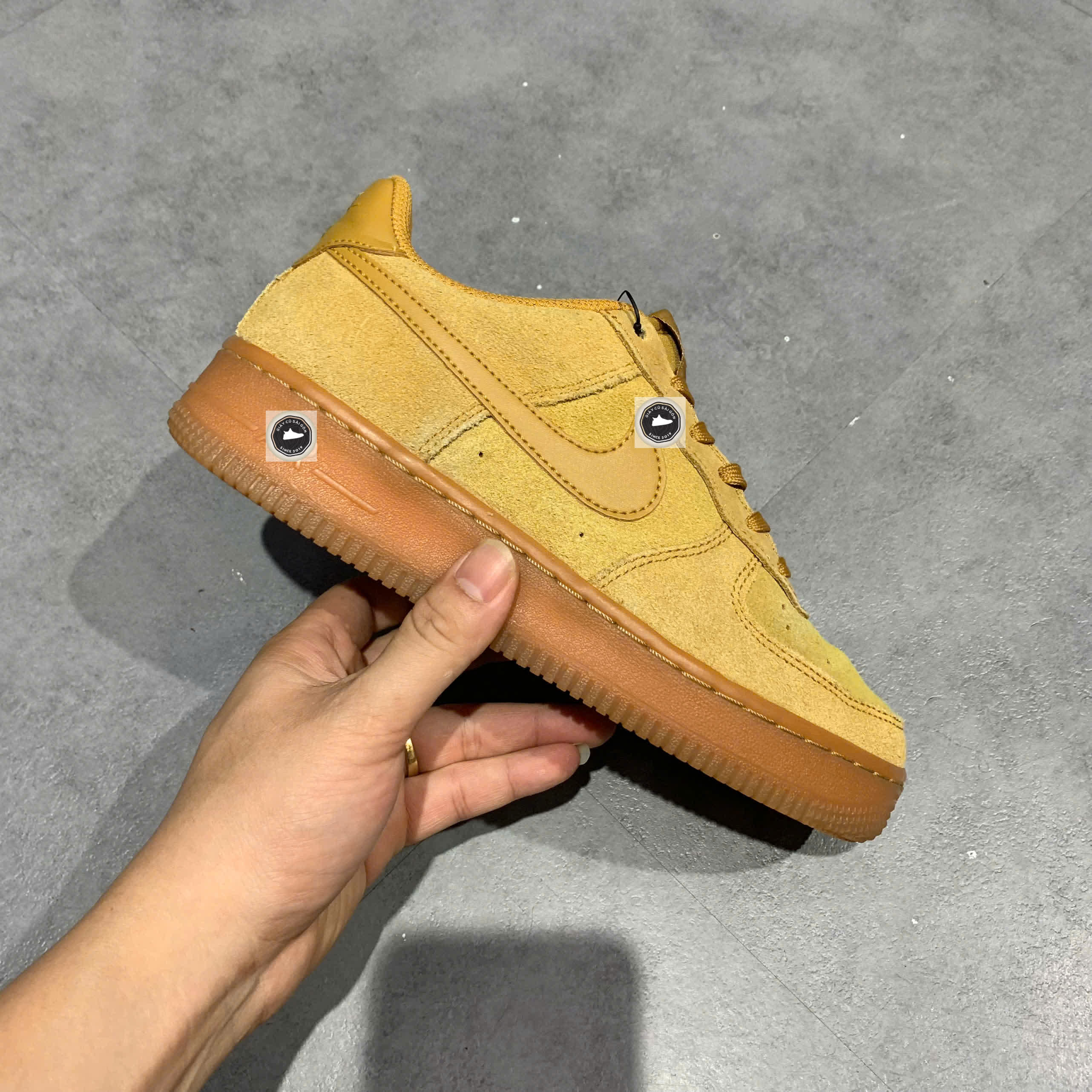🔥 NIKE AIR FORCE 1 LV8 3 ‘WHEAT/GUM’ – SIZE 37.5 – PVN23872 – CHÍNH HÃNG