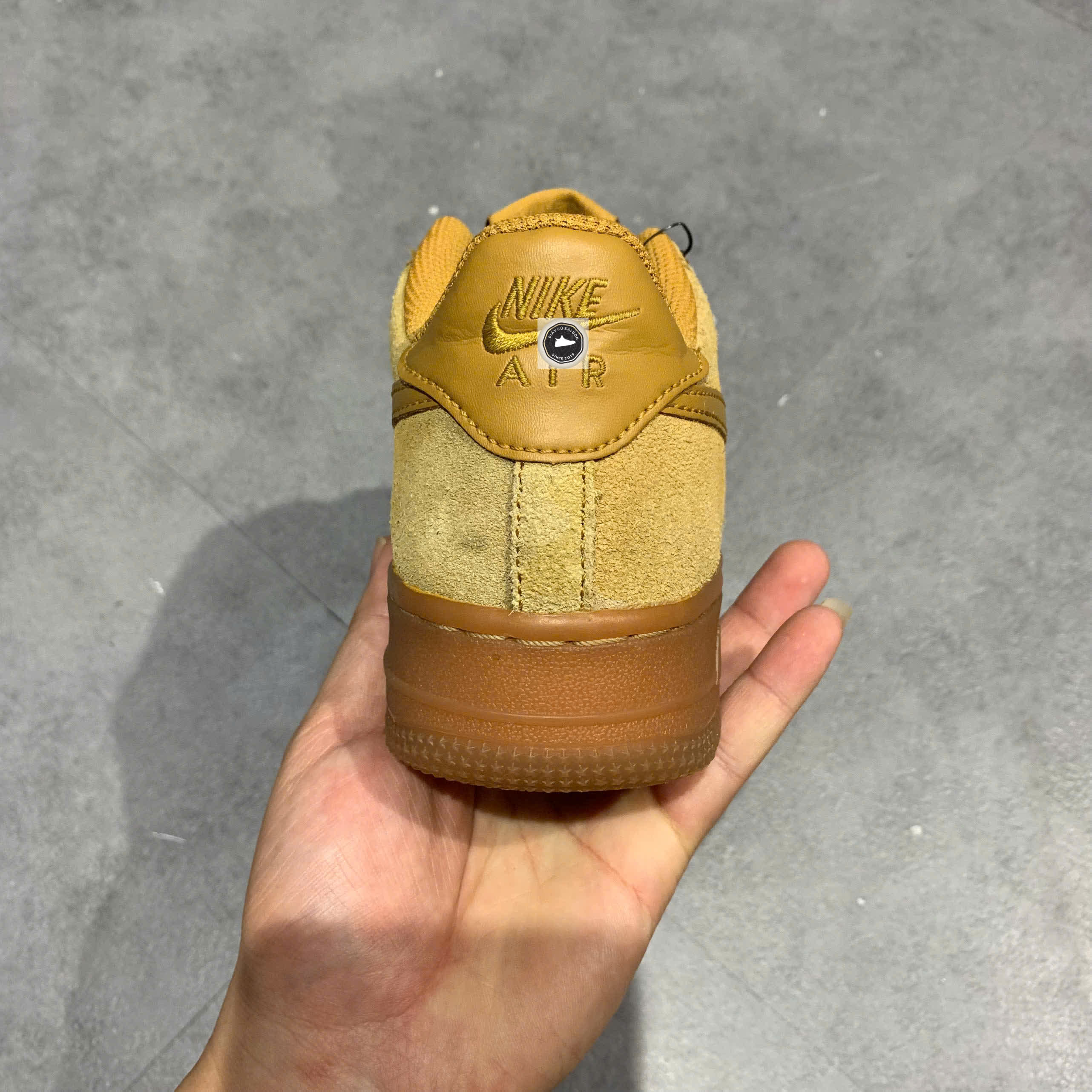 🔥 NIKE AIR FORCE 1 LV8 3 ‘WHEAT/GUM’ – SIZE 37.5 – PVN23872 – CHÍNH HÃNG