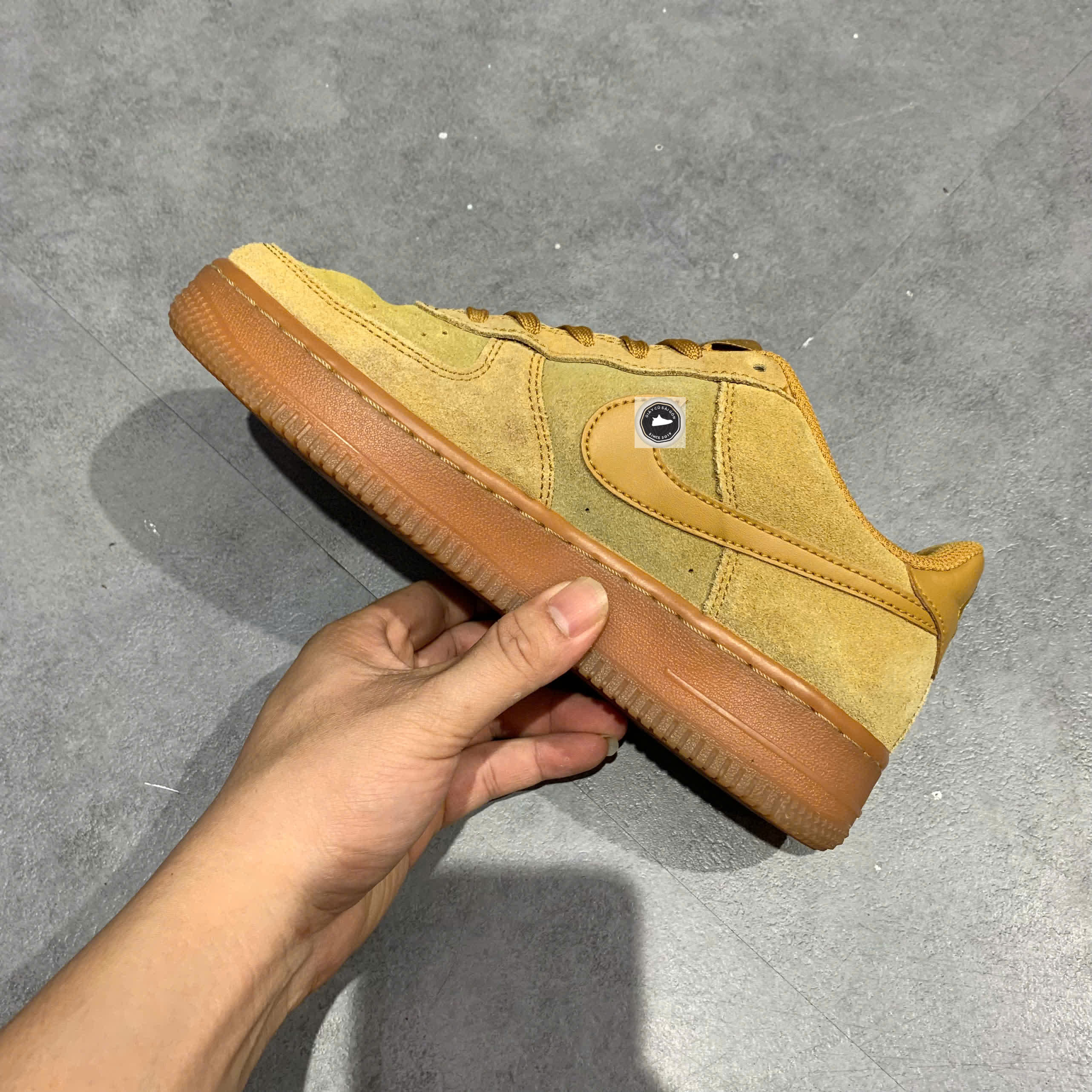 🔥 NIKE AIR FORCE 1 LV8 3 ‘WHEAT/GUM’ – SIZE 37.5 – PVN23872 – CHÍNH HÃNG