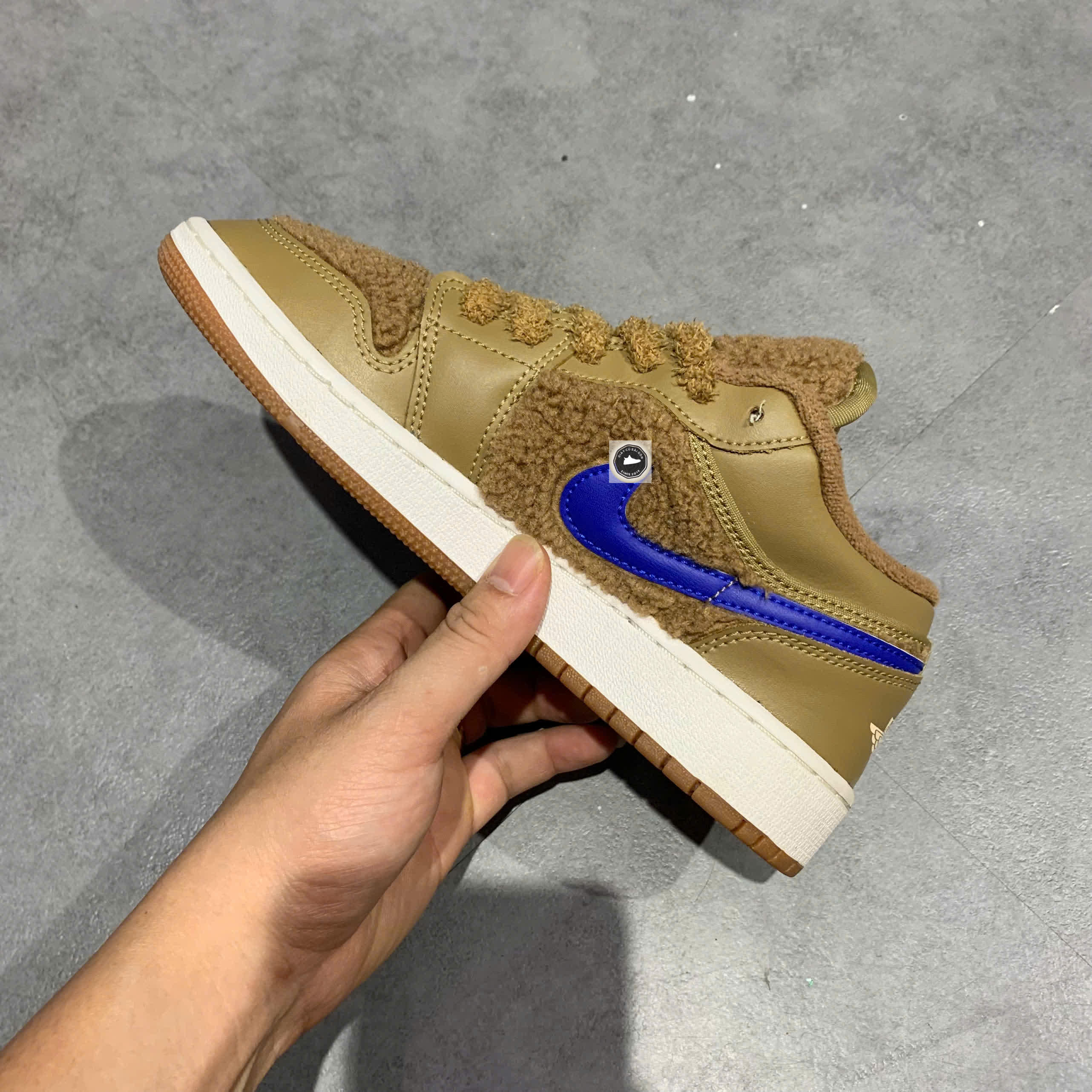 🔥 NIKE AIR JORDAN 1 LOW UTILITY “TEDDY BEAR” – SIZE 37.5 – PVN23808 – CHÍNH HÃNG