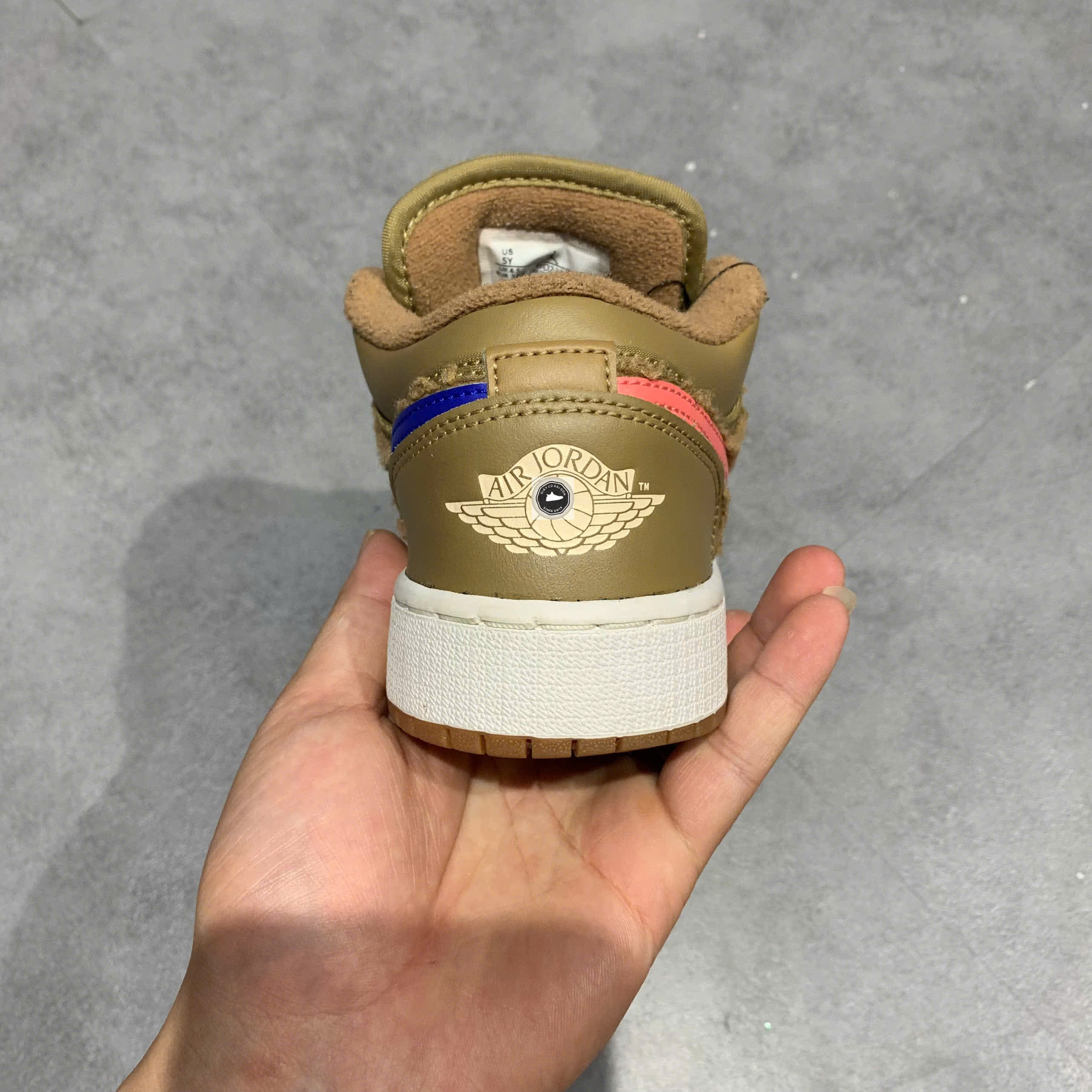 🔥 NIKE AIR JORDAN 1 LOW UTILITY “TEDDY BEAR” – SIZE 37.5 – PVN23808 – CHÍNH HÃNG