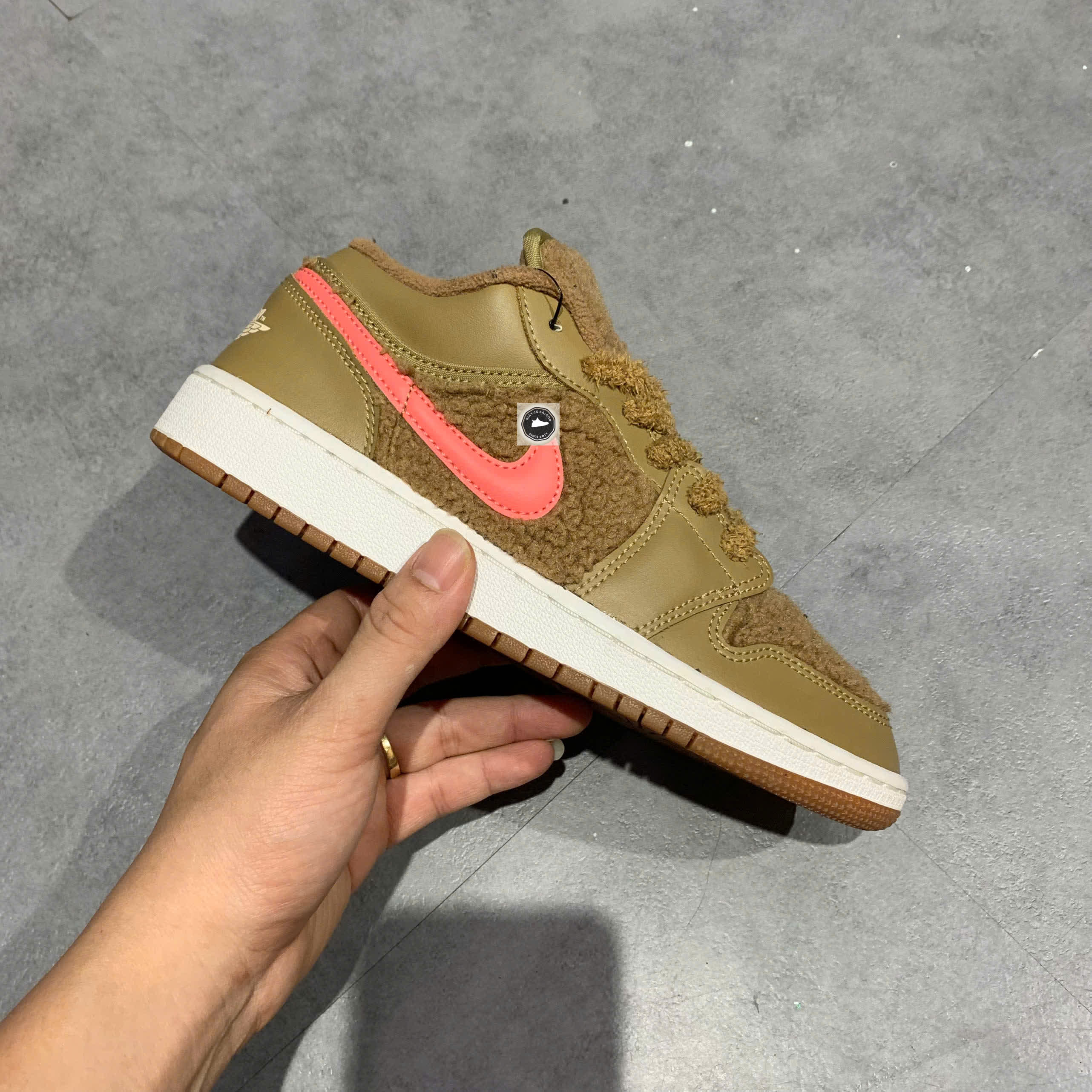 🔥 NIKE AIR JORDAN 1 LOW UTILITY “TEDDY BEAR” – SIZE 37.5 – PVN23808 – CHÍNH HÃNG