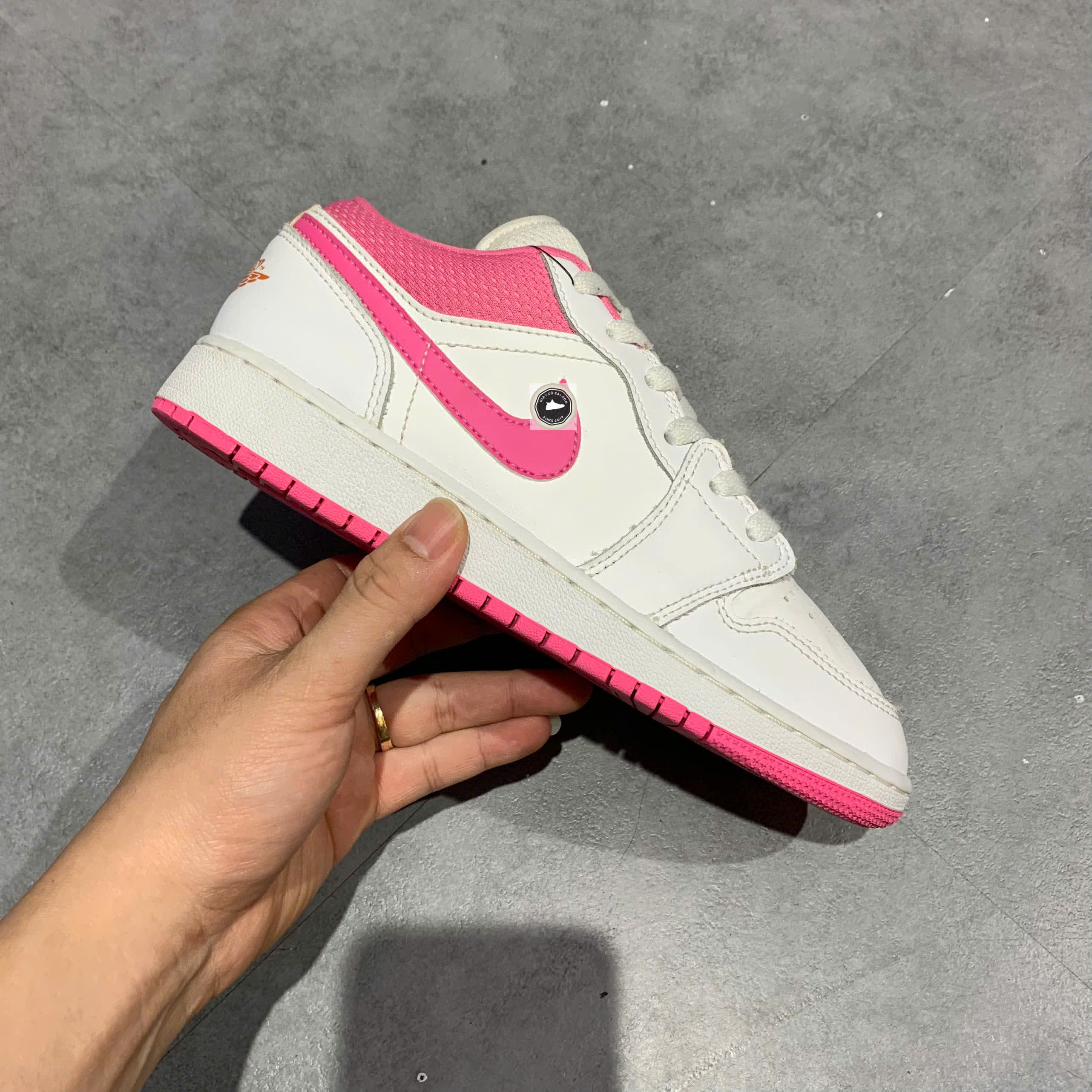 🔥 NIKE AIR JORDAN 1 LOW ‘PINKSICLE ORANGE’ – SIZE 37.5 – PVN23945 – CHÍNH HÃNG