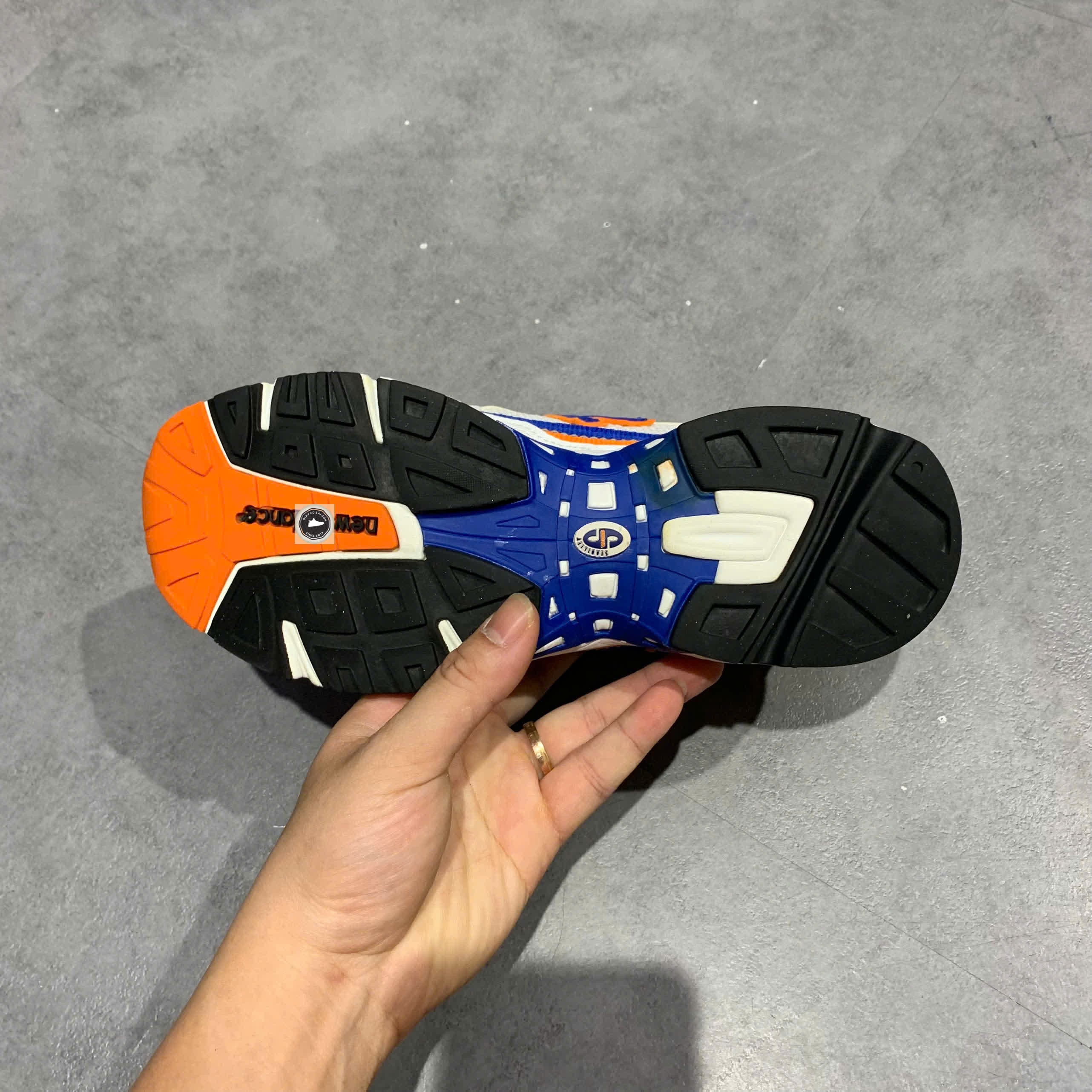 🔥 Giày New Balance 827 ‘Blue Orange’ ML827AAA – SIZE 38.5 – PVN23792 – CHÍNH HÃNG