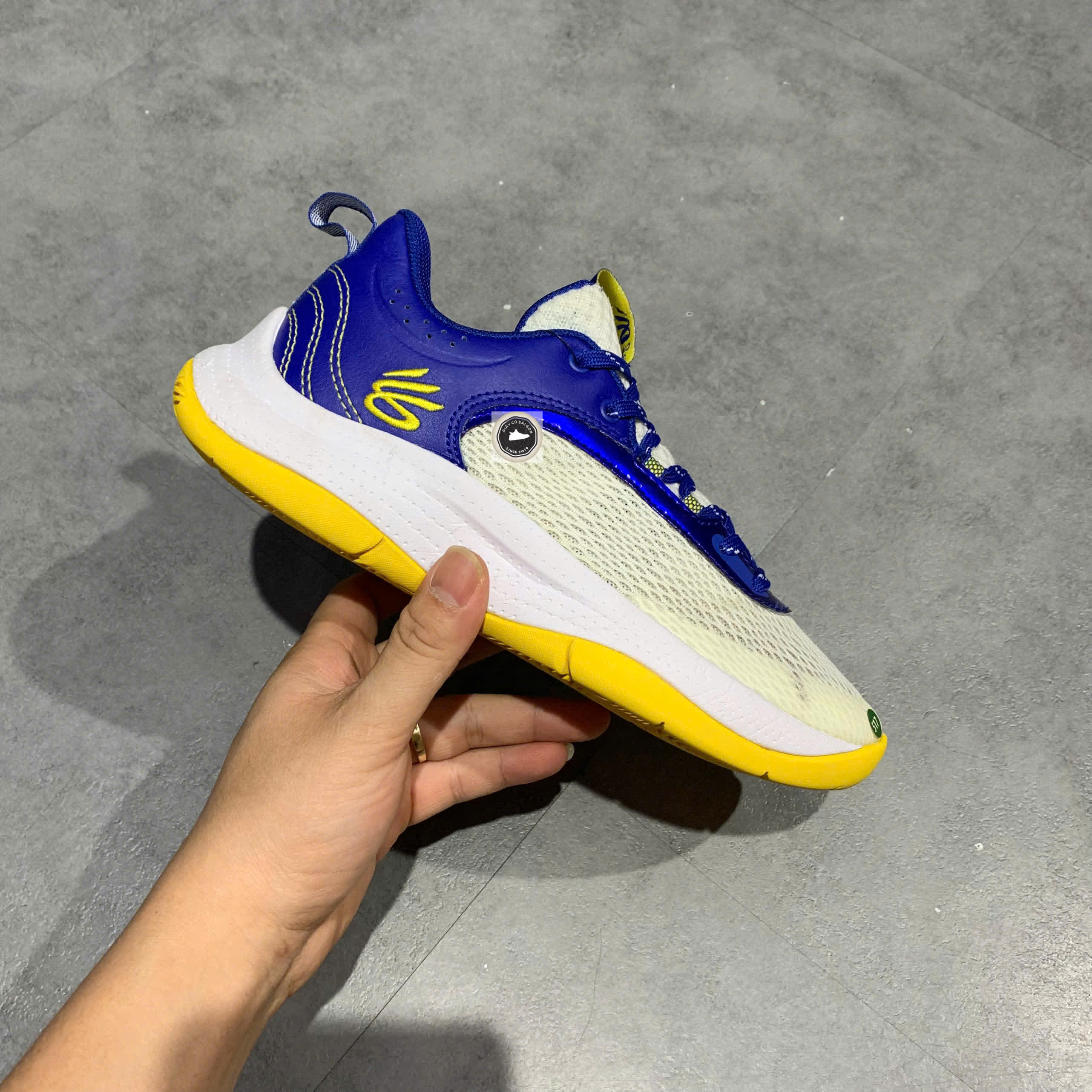 🔥 Giày Under Armour Curry 3Z6 ‘Warriors Home’ 3025090‑103 – SIZE 37.5 – PVN23855 – CHÍNH HÃNG