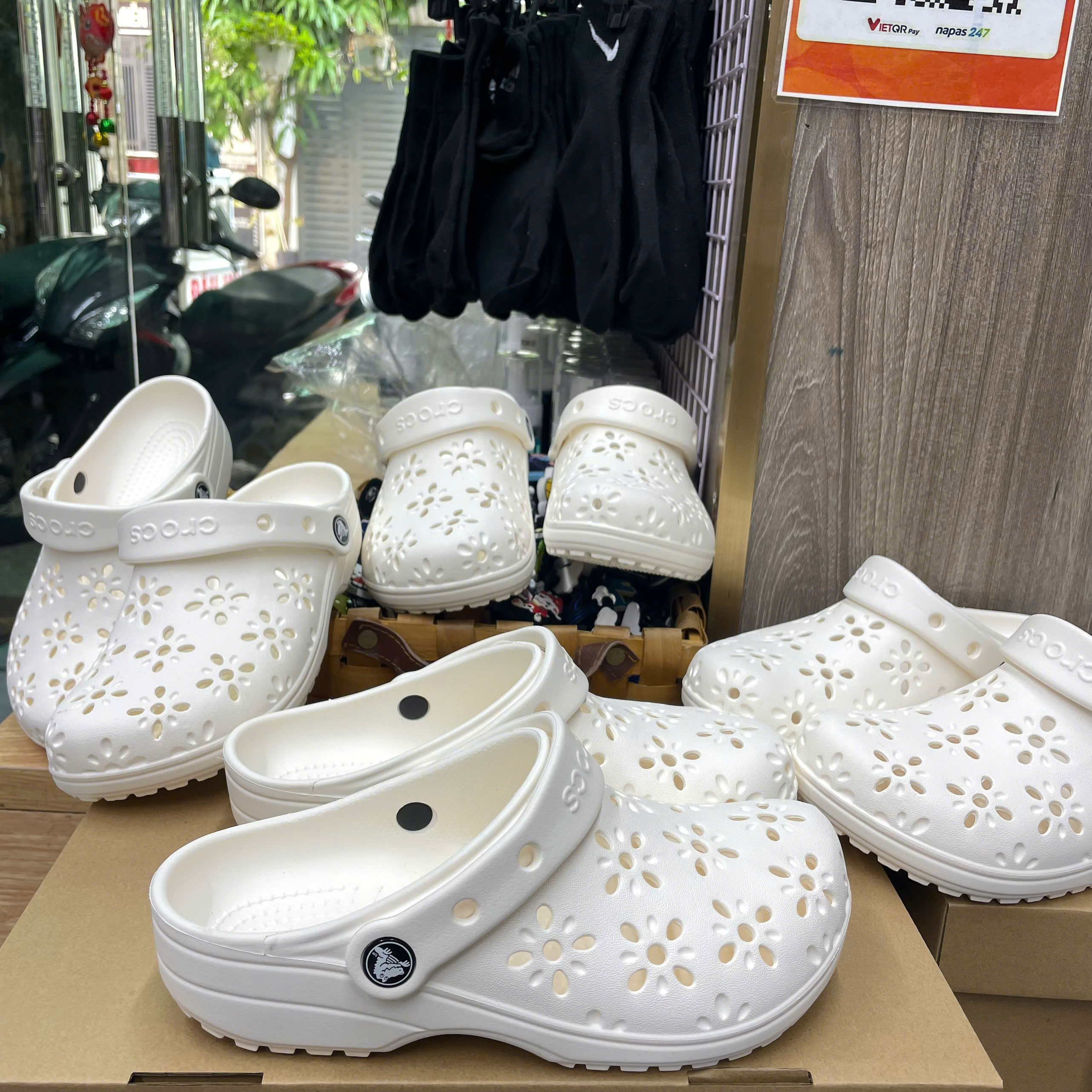 CROCS HOA TRẮNG