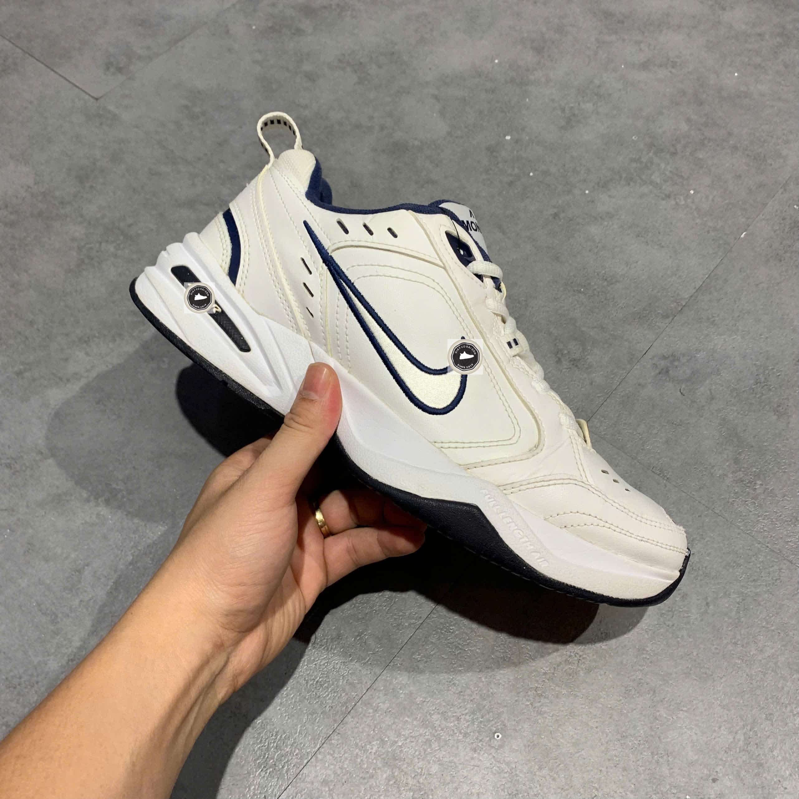 🔥 NIKE AIR MONARCH IV ‘WHITE NAVY’ – SIZE 42 – PVN24738 – CHÍNH HÃNG