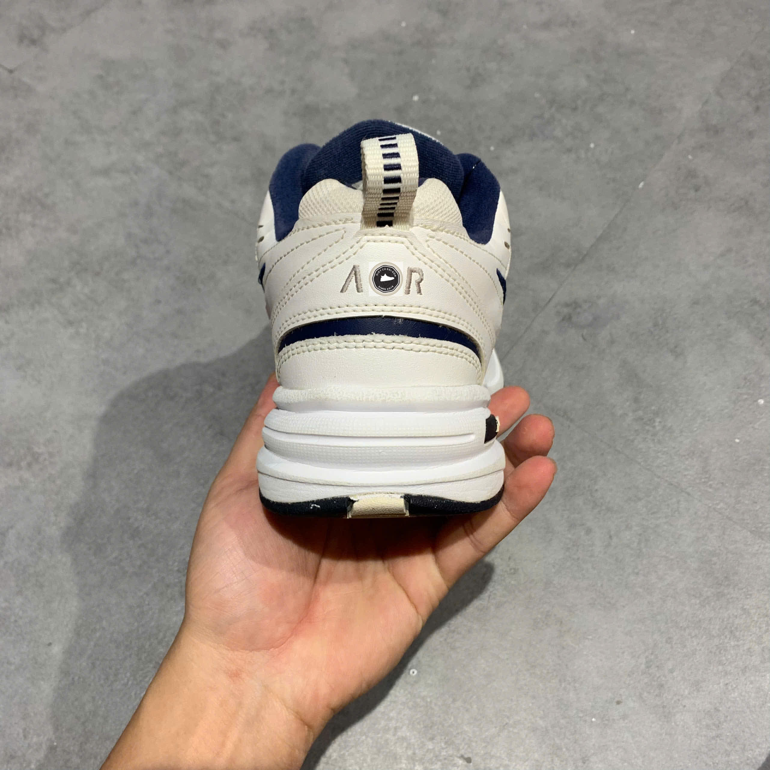 🔥 NIKE AIR MONARCH IV ‘WHITE NAVY’ – SIZE 42 – PVN24738 – CHÍNH HÃNG