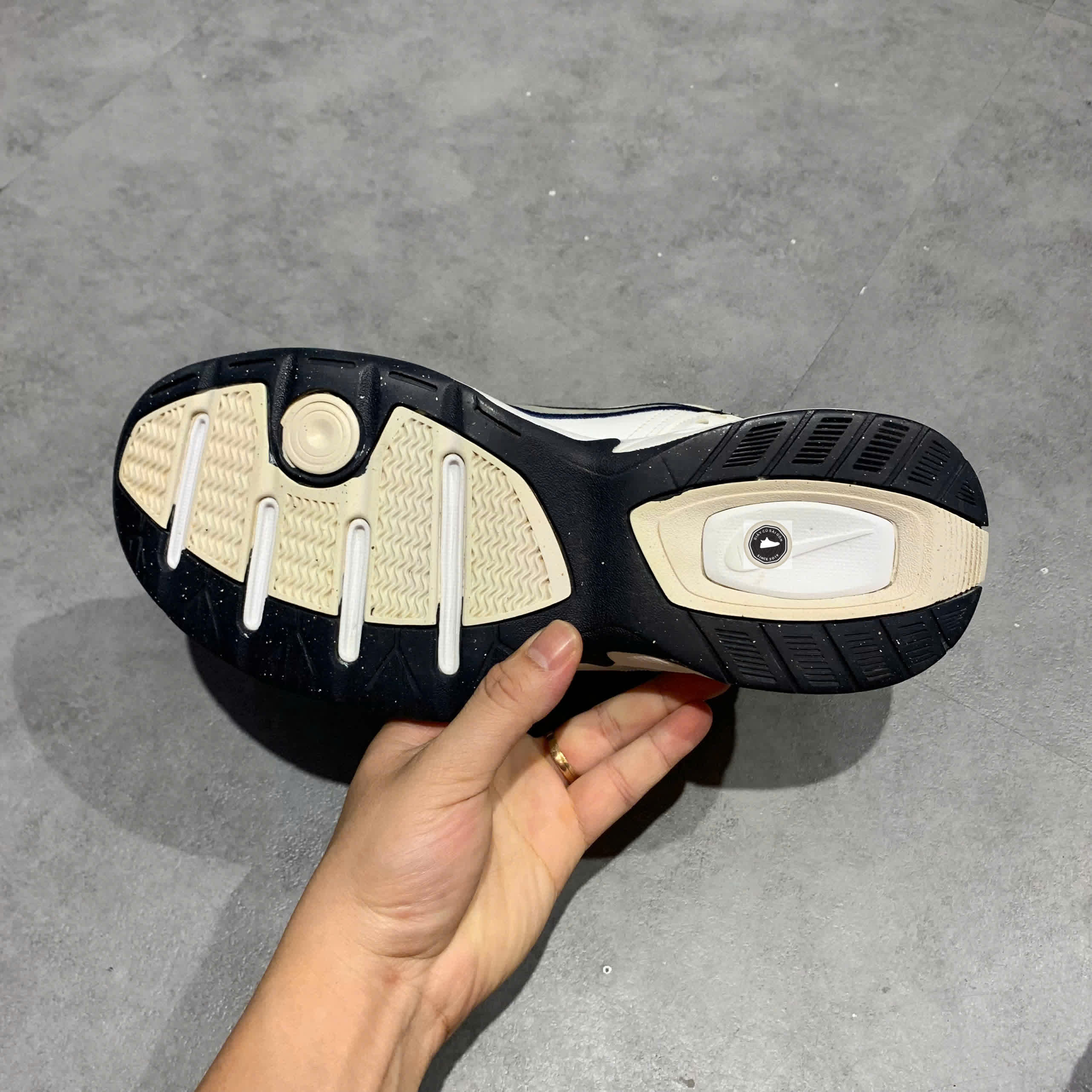 🔥 NIKE AIR MONARCH IV ‘WHITE NAVY’ – SIZE 42 – PVN24738 – CHÍNH HÃNG