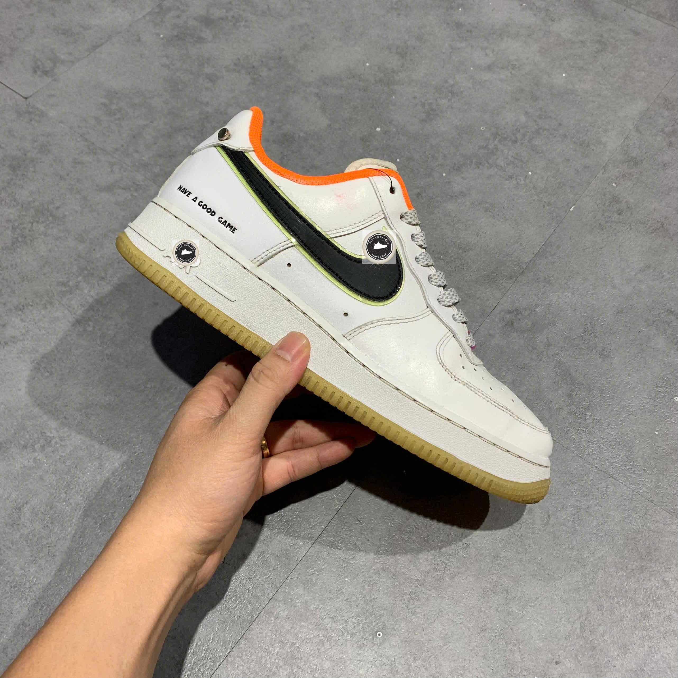 🔥 NIKE AIR FORCE 1 ‘07 LE ‘HAVE A GOOD GAME’ – SIZE 40.5 – PVN24626 – CHÍNH HÃNG