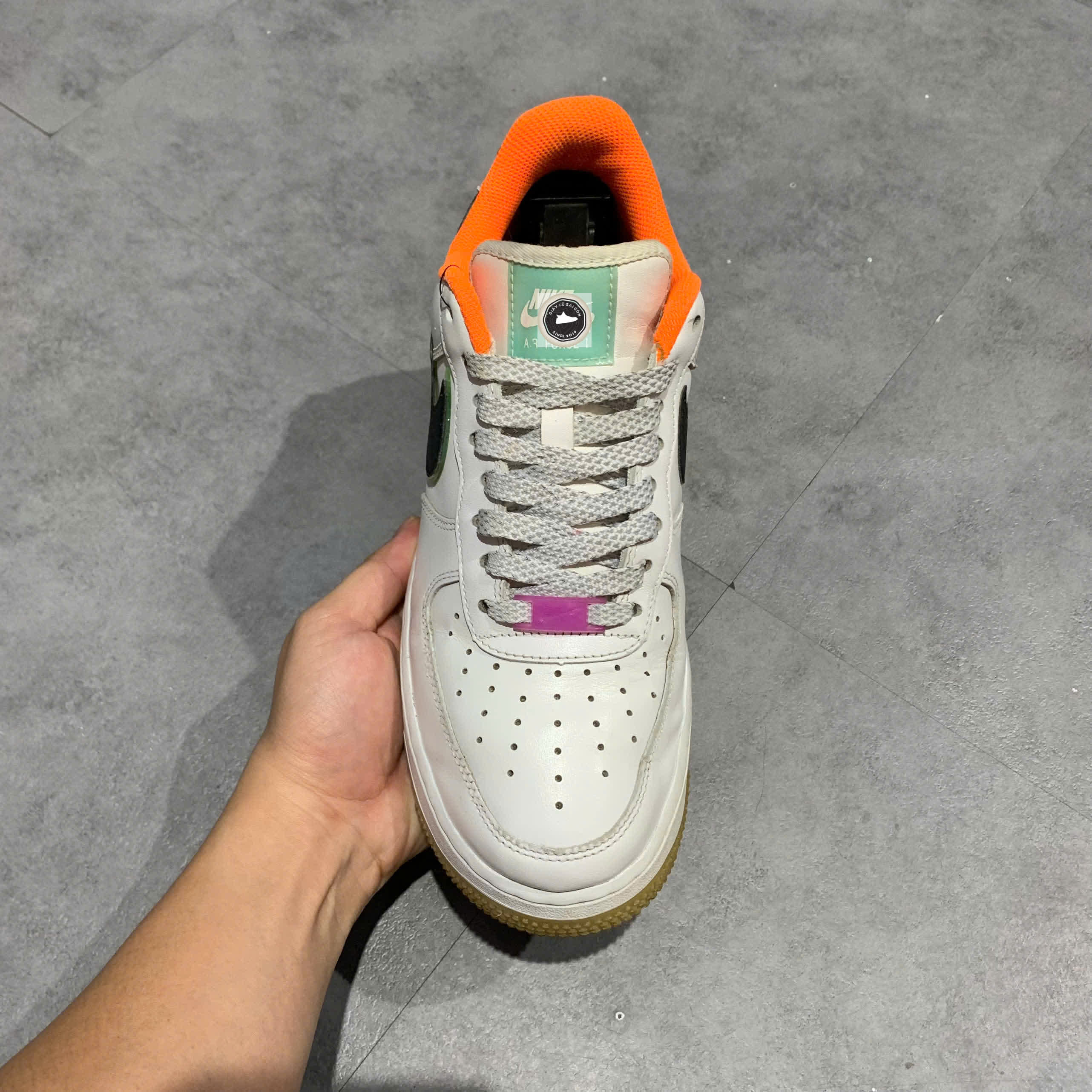 🔥 NIKE AIR FORCE 1 ‘07 LE ‘HAVE A GOOD GAME’ – SIZE 40.5 – PVN24626 – CHÍNH HÃNG