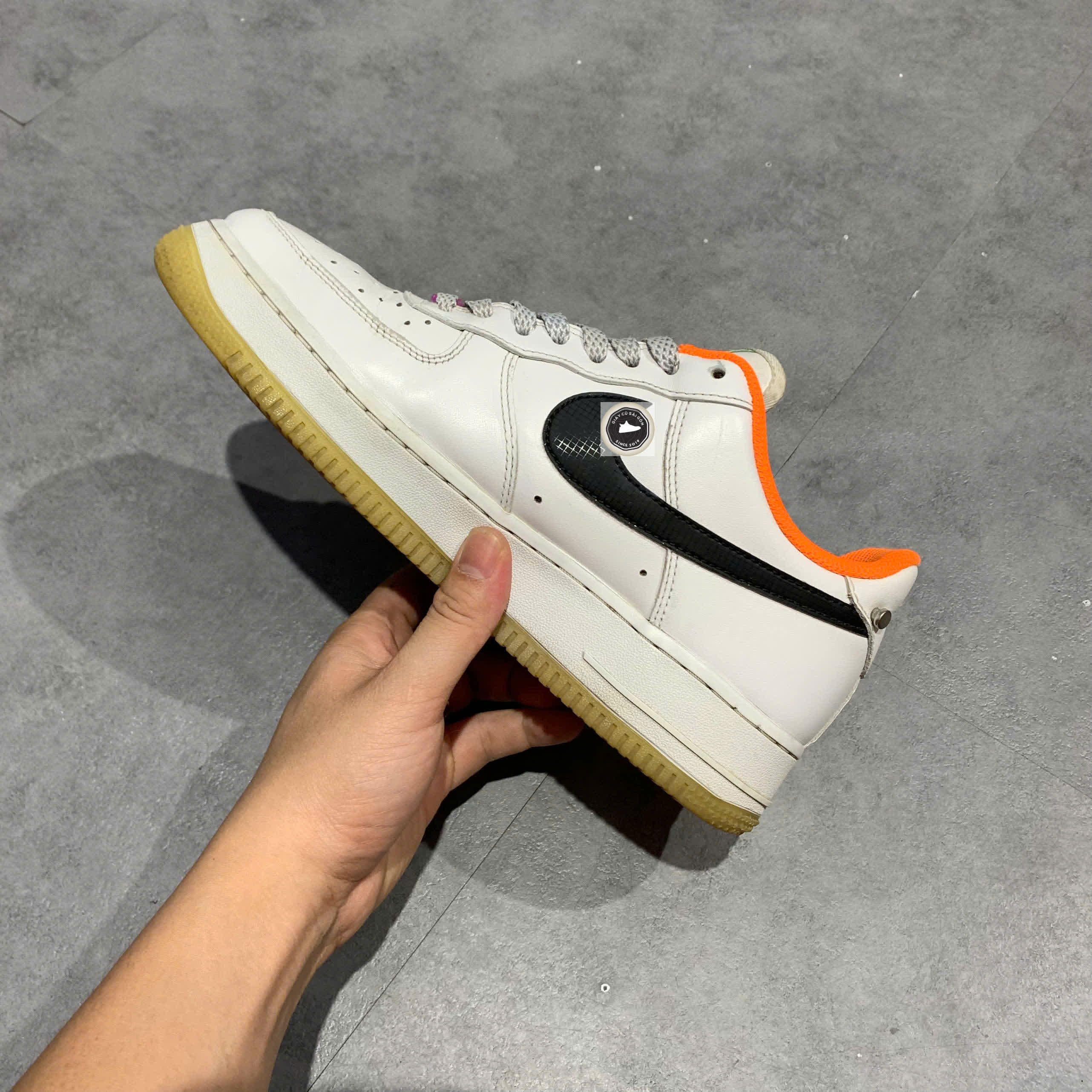 🔥 NIKE AIR FORCE 1 ‘07 LE ‘HAVE A GOOD GAME’ – SIZE 40.5 – PVN24626 – CHÍNH HÃNG