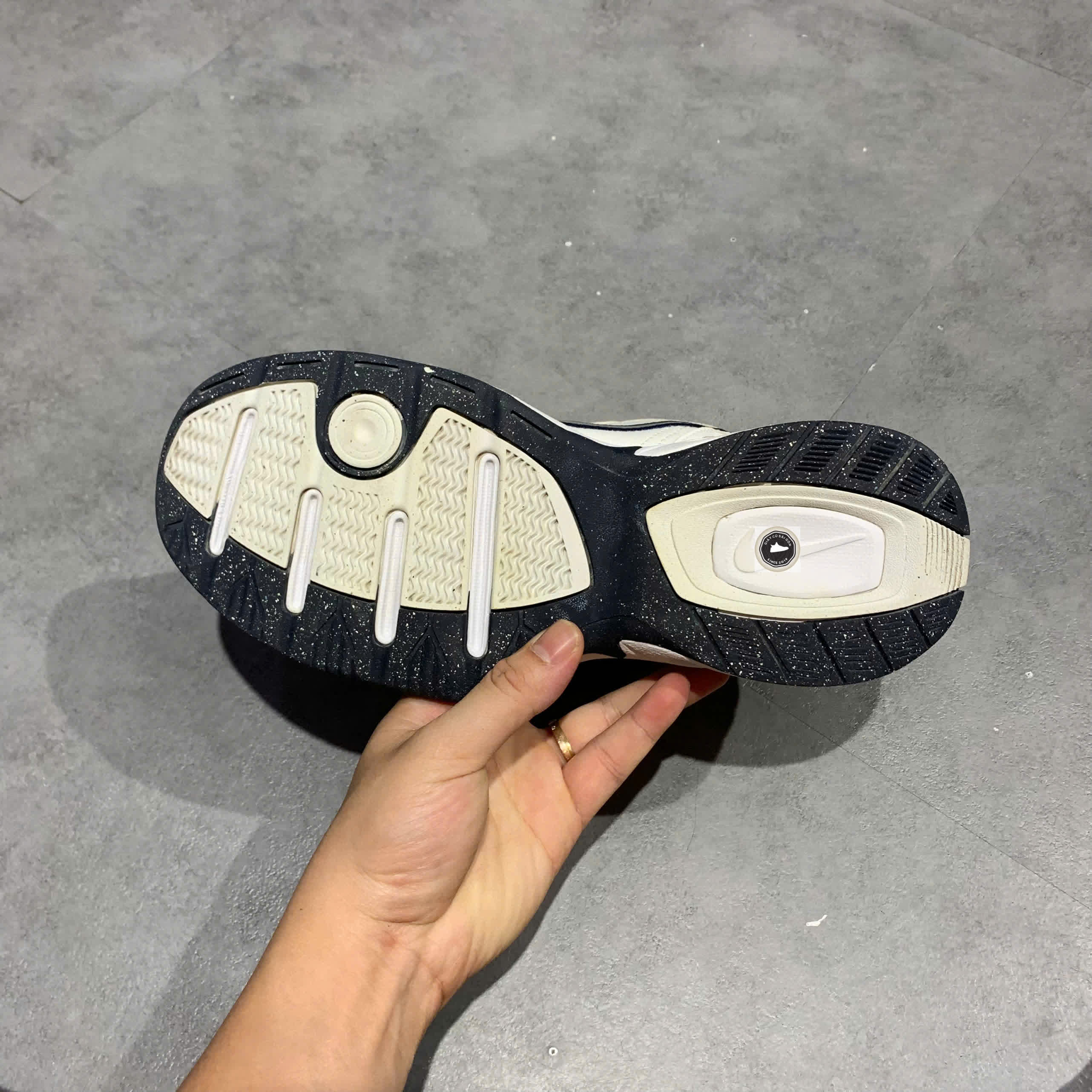 🔥 NIKE AIR MONARCH IV WHITE NAVY – SIZE 40.5 – PVN24667 – CHÍNH HÃNG