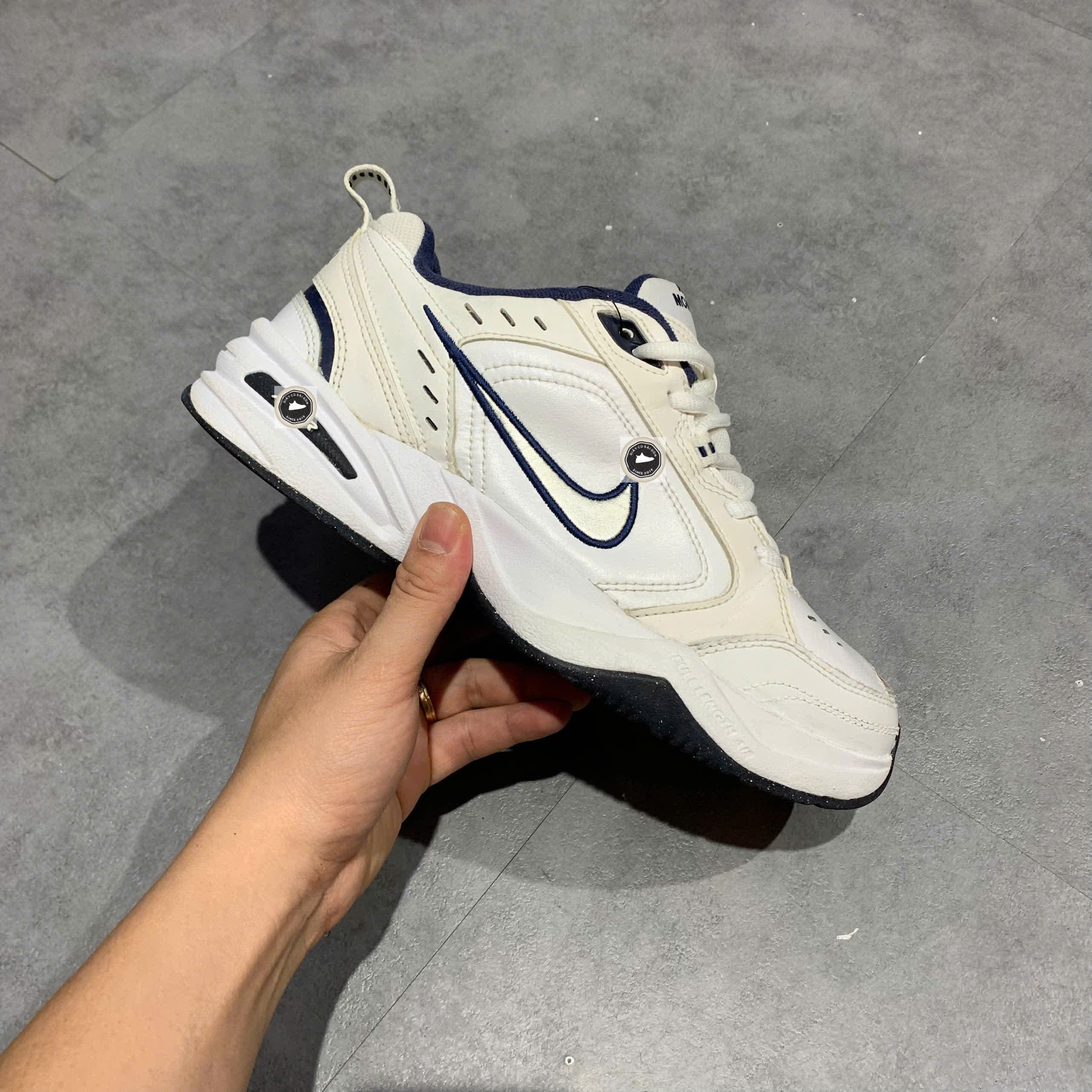 🔥 NIKE AIR MONARCH IV WHITE NAVY – SIZE 40.5 – PVN24667 – CHÍNH HÃNG