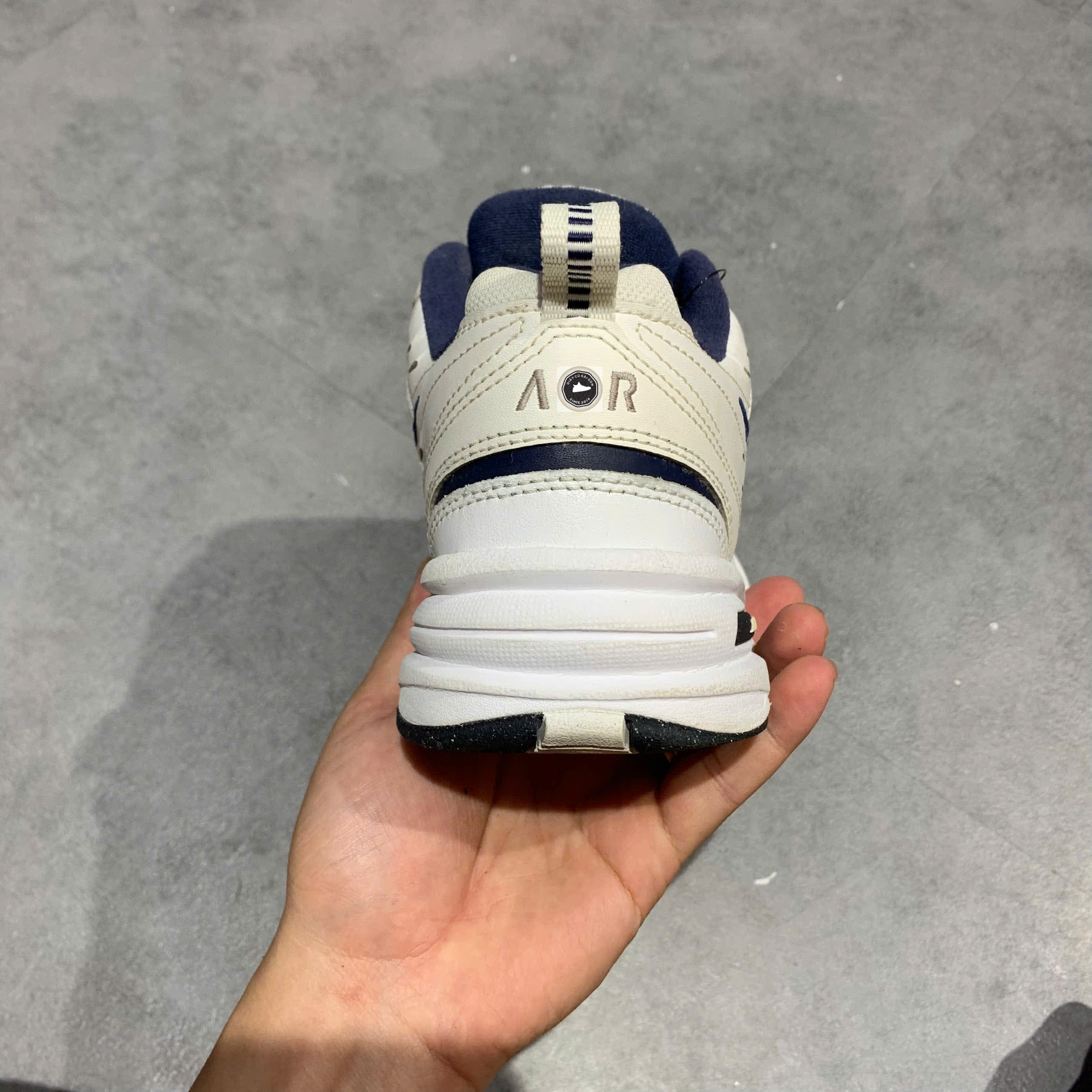 🔥 NIKE AIR MONARCH IV WHITE NAVY – SIZE 40.5 – PVN24667 – CHÍNH HÃNG