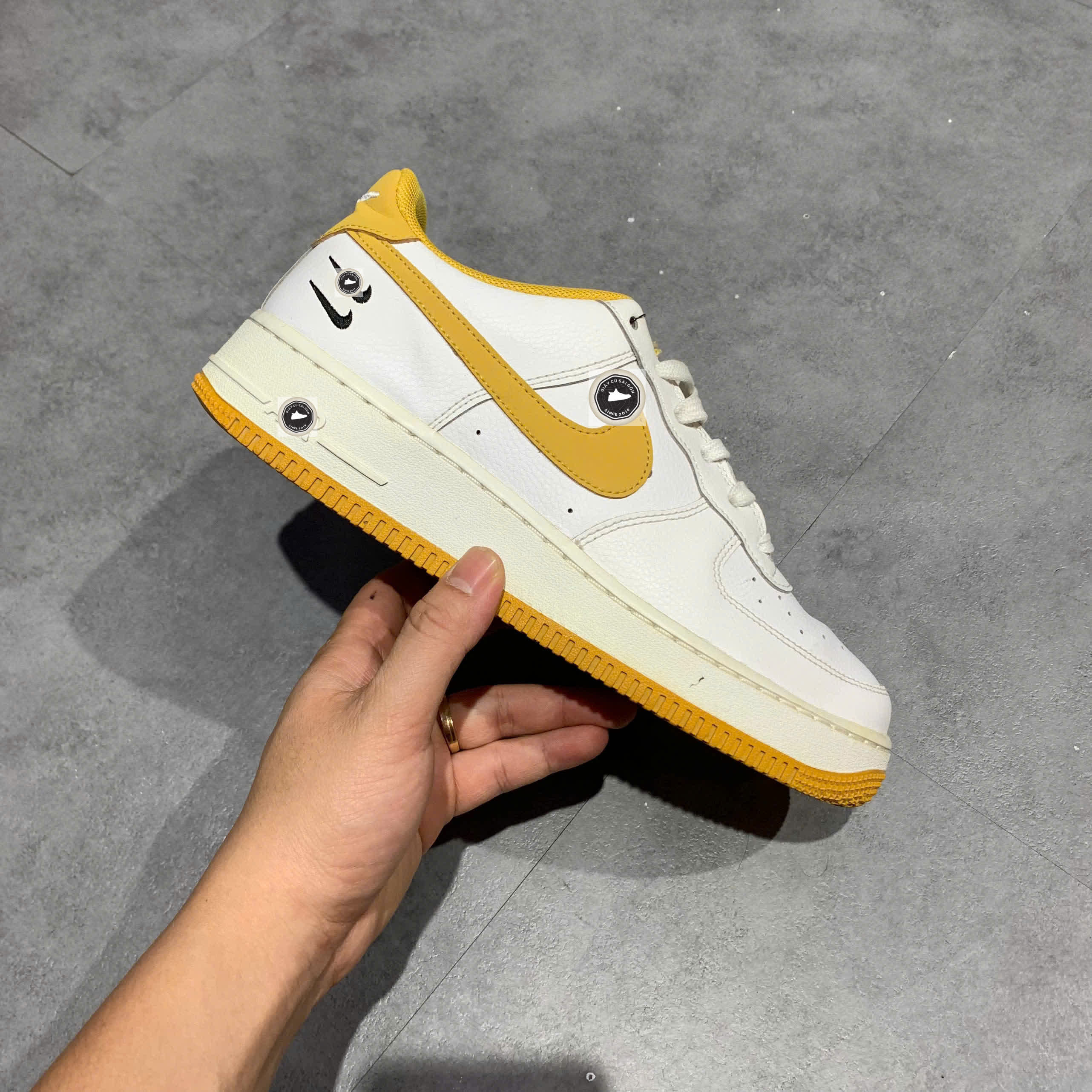 🔥 NIKE AIR FORCE 1 LOW “DUAL SWOOSH” WHITE WHEAT – SIZE 40 – PVN24951 – CHÍNH HÃNG