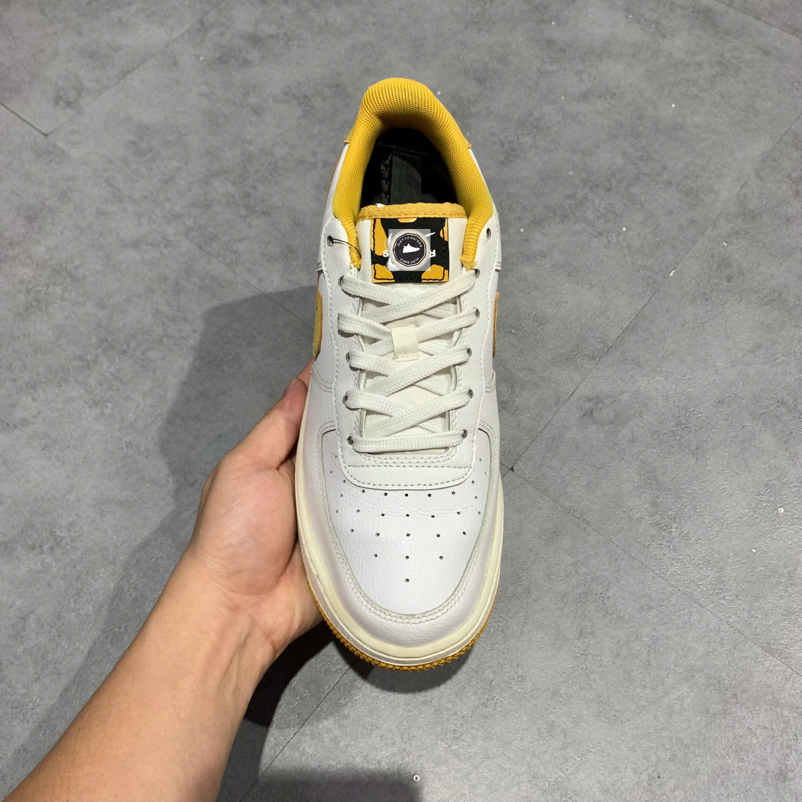 🔥 NIKE AIR FORCE 1 LOW “DUAL SWOOSH” WHITE WHEAT – SIZE 40 – PVN24951 – CHÍNH HÃNG