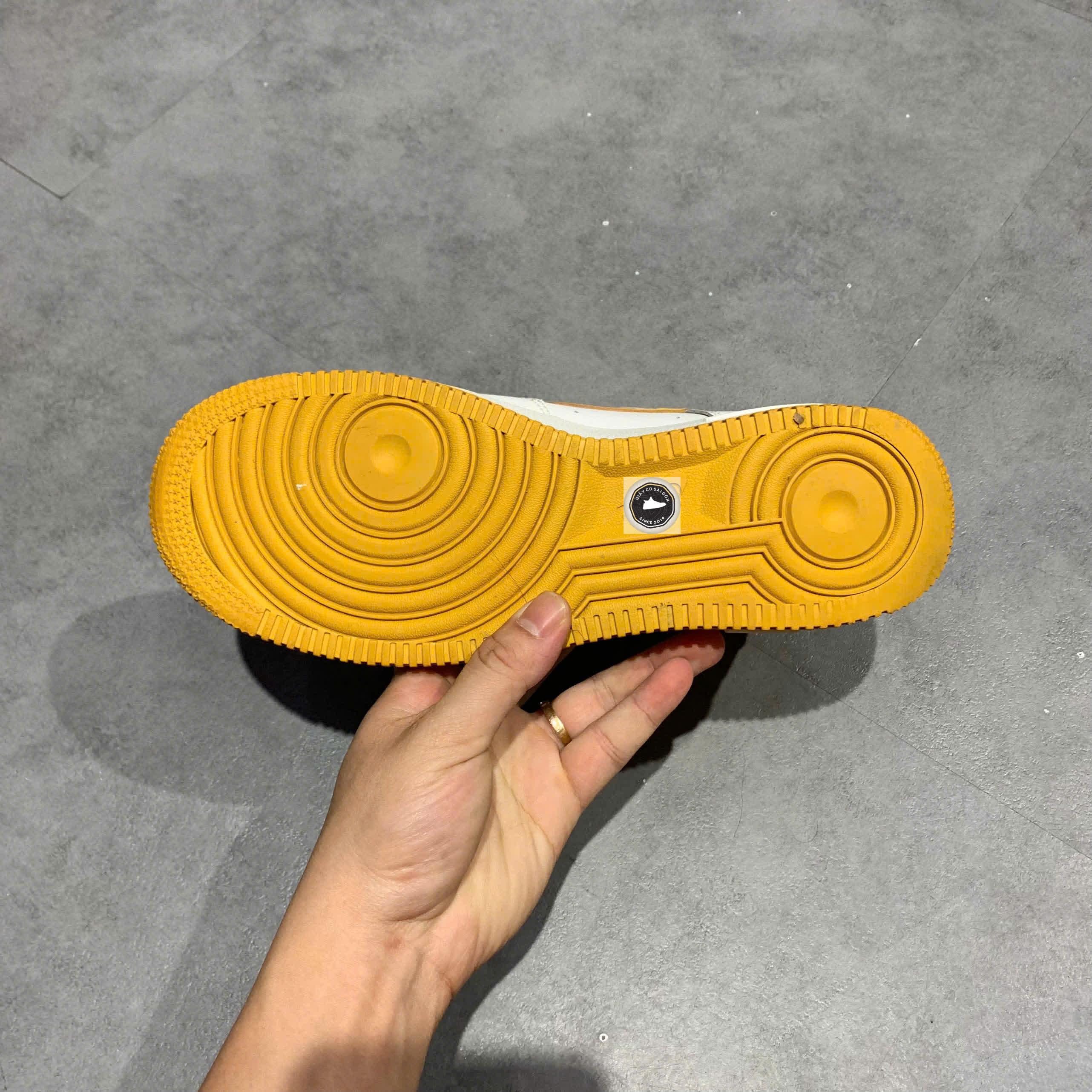 🔥 NIKE AIR FORCE 1 LOW “DUAL SWOOSH” WHITE WHEAT – SIZE 40 – PVN24951 – CHÍNH HÃNG