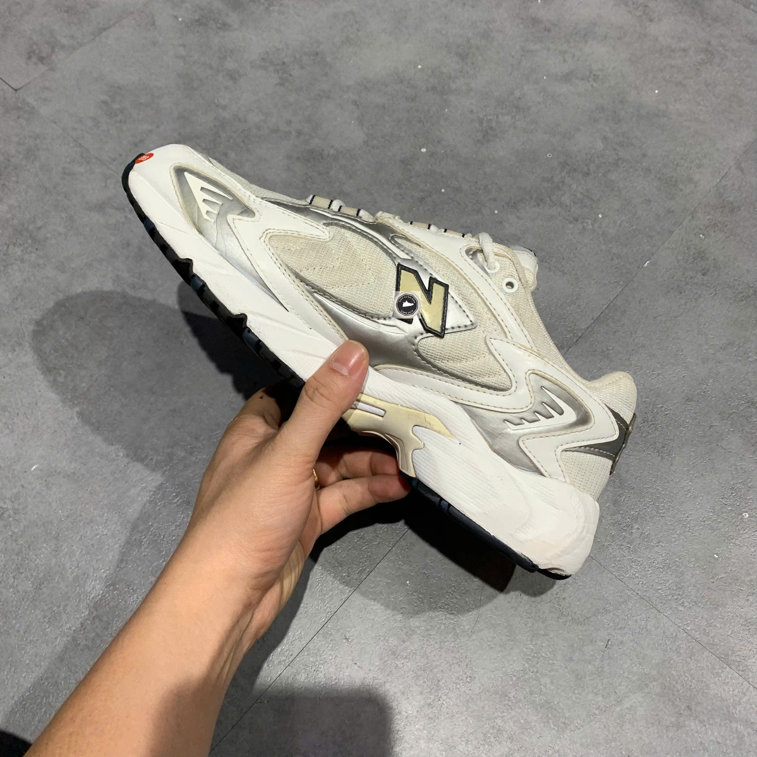 🔥 NEW BALANCE 725 “METALLIC SILVER WHITE” ML725B – SIZE 42 – PVN25007 – CHÍNH HÃNG