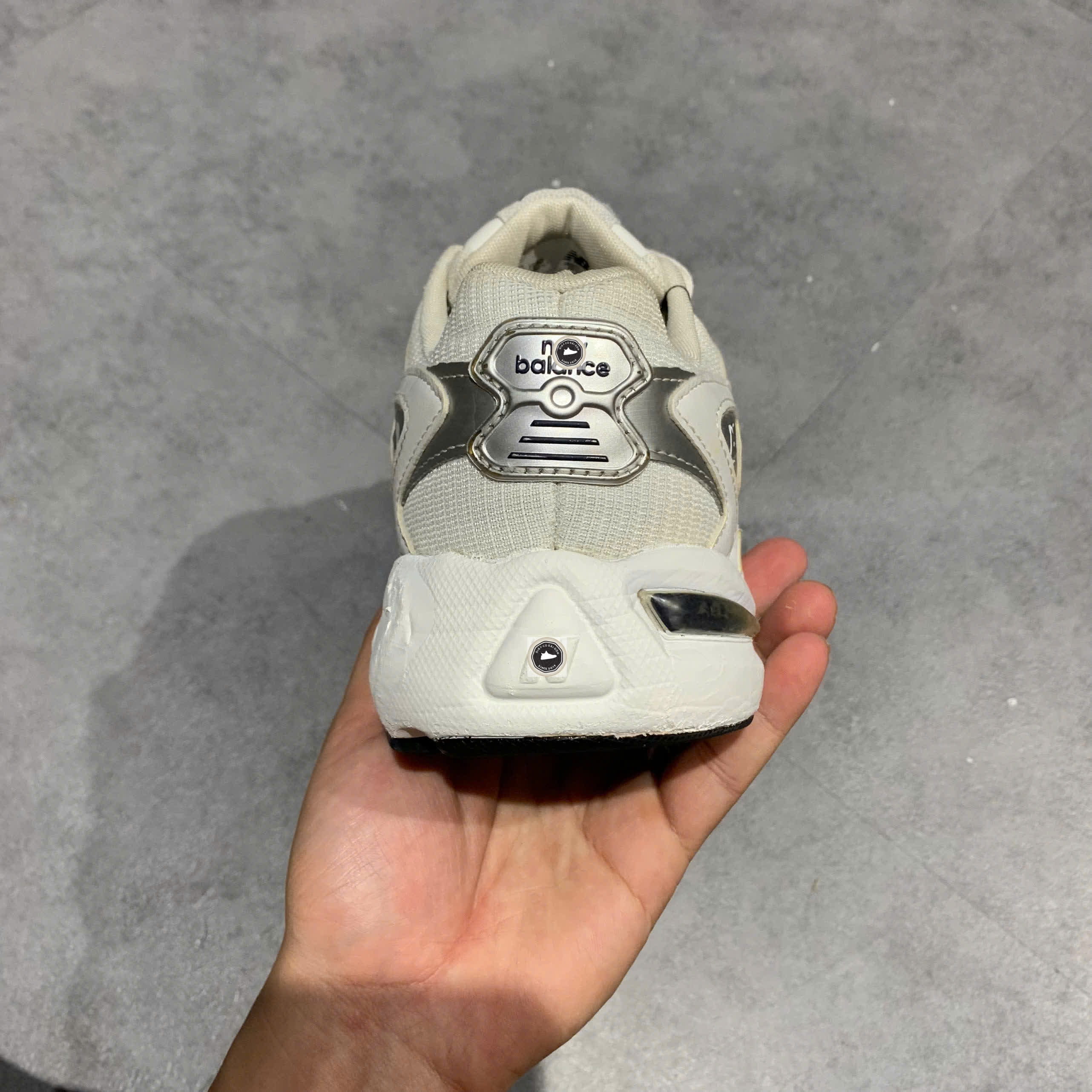 🔥 NEW BALANCE 725 “METALLIC SILVER WHITE” ML725B – SIZE 42 – PVN25007 – CHÍNH HÃNG