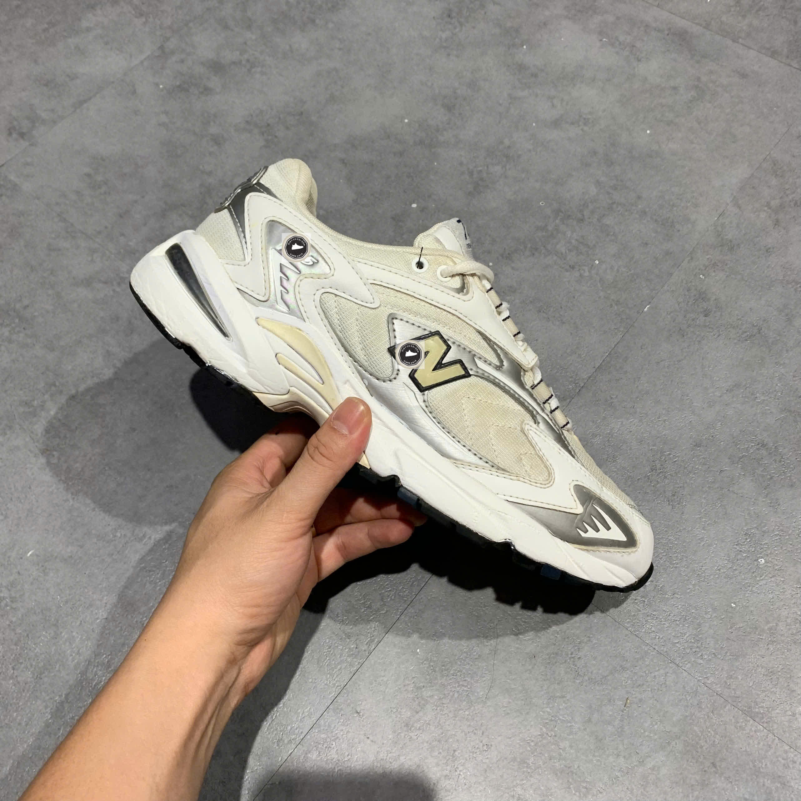 🔥 NEW BALANCE 725 “METALLIC SILVER WHITE” ML725B – SIZE 42 – PVN25007 – CHÍNH HÃNG