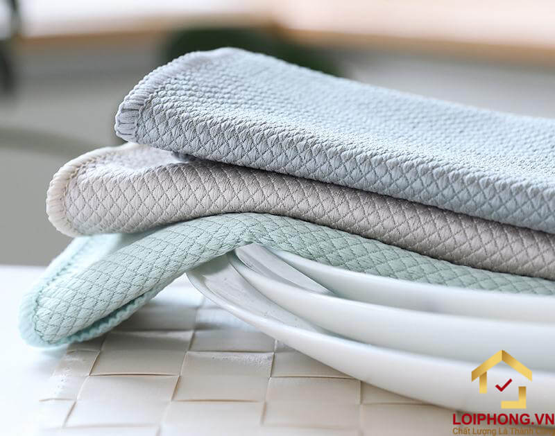 Sử dụng khăn sạch khô để lau ảnh Phật, tranh Phật
