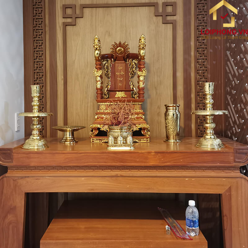 Vị trí đặt bài vị trên bàn thờ thường là trên ngai thờ