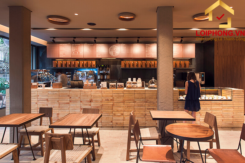 Bàn ghế cafe cũ thường sẽ bị bong tróc nước sơn hoặc bị trầy xước, biến dạng