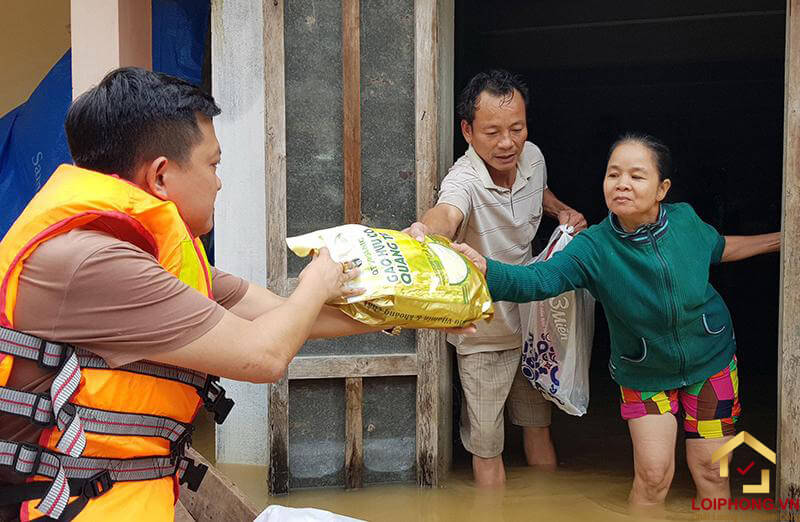 Giúp đỡ người dân khi bão lũ