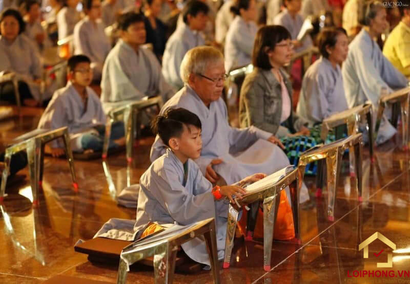 Nhiều phật tử tụng Chú Đại Bi bằng tiếng Phạn trong các khóa lễ tu
