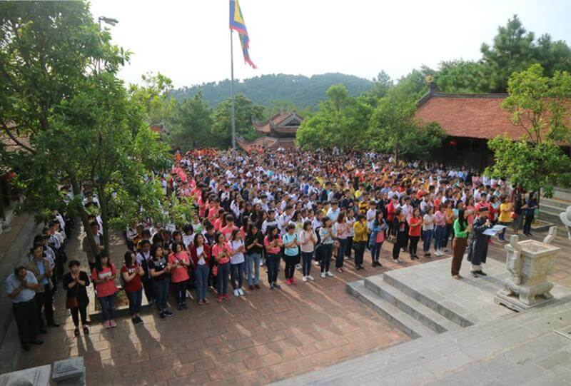 Nơi đây thu hút rất đông học sinh, sinh viên đến thăm quan, thắp hương tưởng nhớ “Vạn thế sư biểu” Chu Văn An