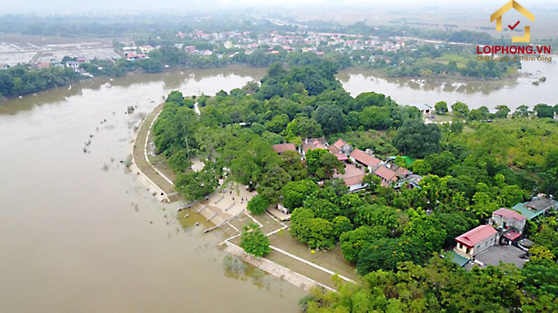 Xung quanh của chùa được bao phủ bởi rừng cây rậm rạp và nằm tại vị trí xa khu dân cư