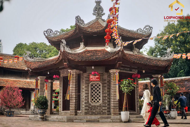 Nhà Bát Giác nằm ngay giữa khuôn viên của chùa