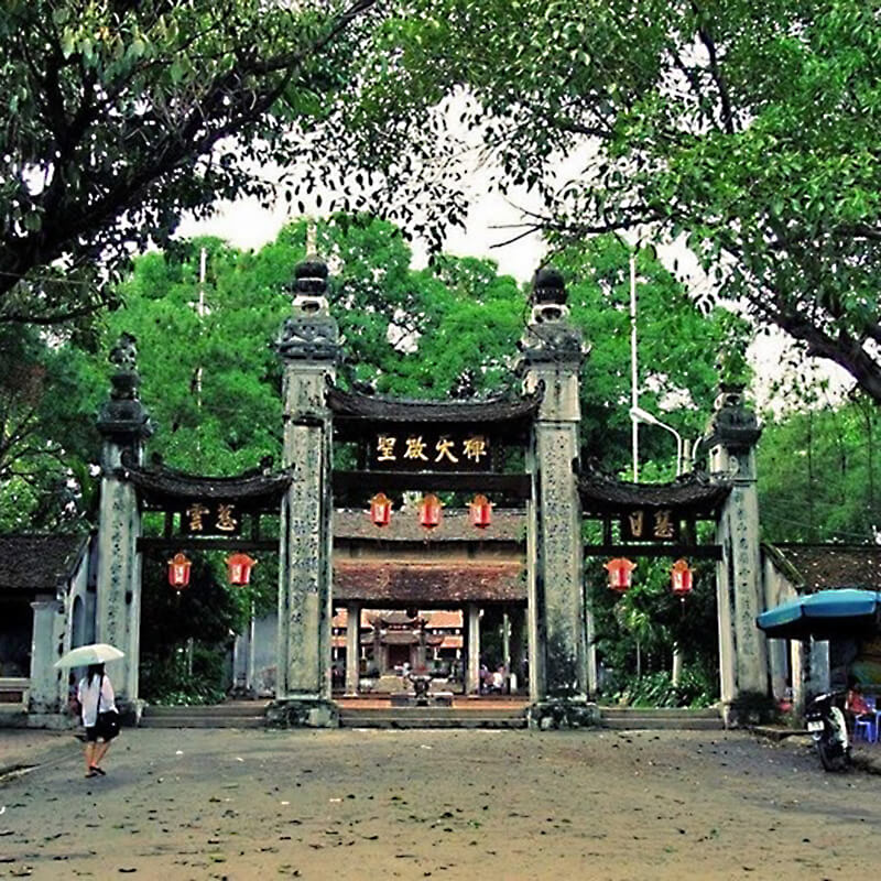 Cổng chùa được thiết kế chắc chắn và trang nghiêm