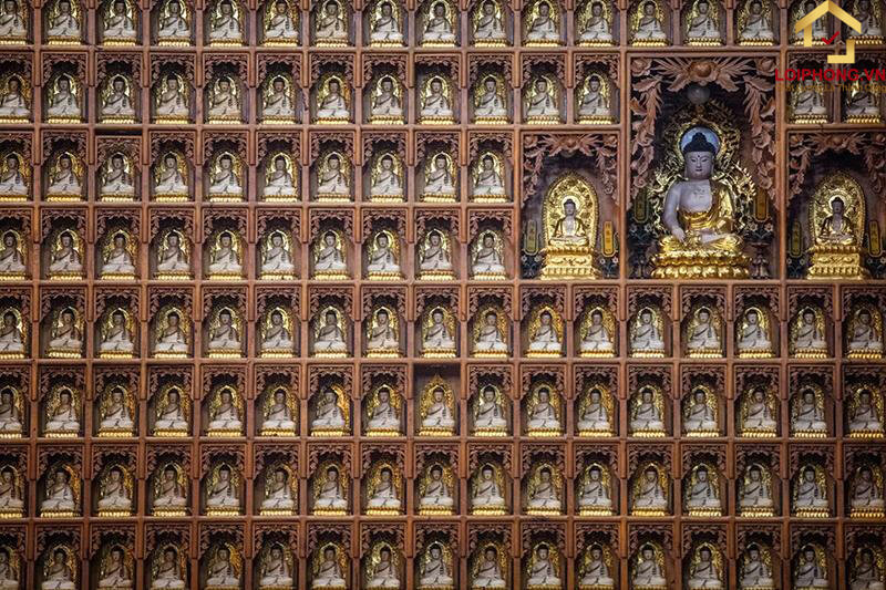 Xung quanh những tượng Phật lớn là 10.000 tượng nhỏ