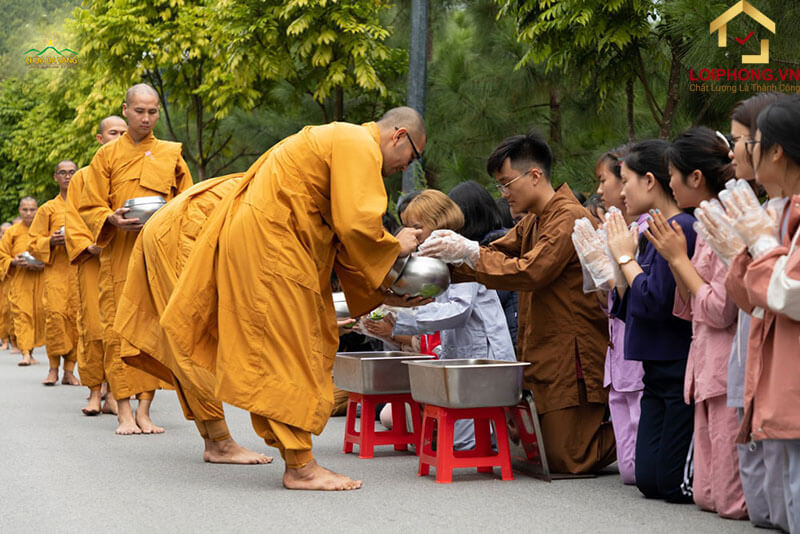 Cúng dường Tam Bảo