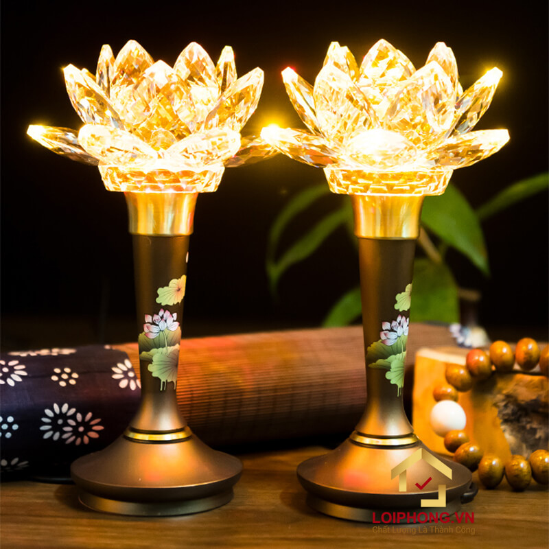 Đèn thờ pha lê được thắp sáng trên bàn thờ gia tiên tại gia đình Việt