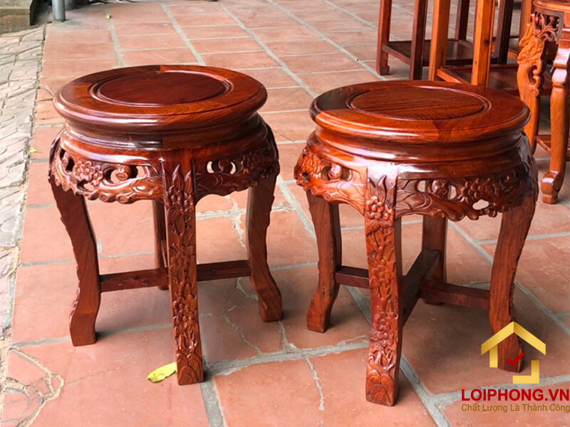 Bạn nên chọn đôn gỗ cao 80cm có màu tương đồng với đồ nội thất khác.