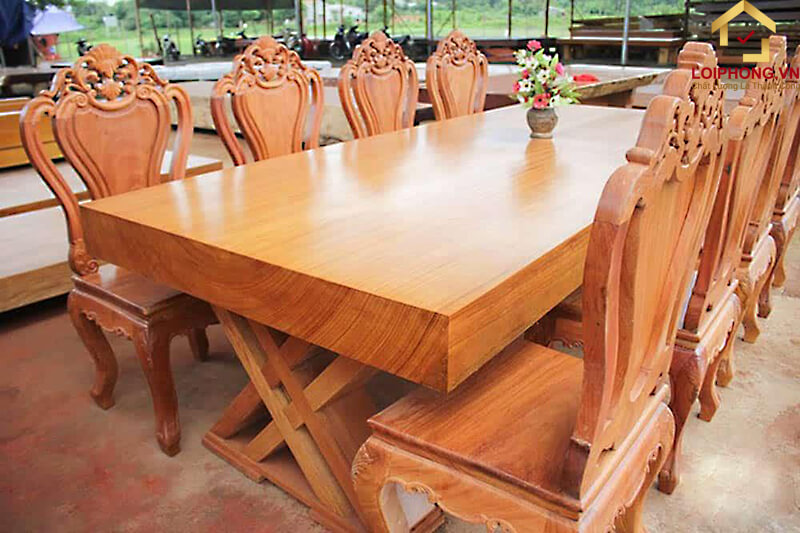 Bàn ghế ăn làm từ gỗ Gõ Đỏ mang tới sự ấm cúng cho không gian bếp