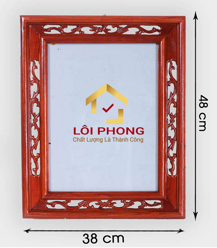Một mẫu khung ảnh thờ treo tường có hoa văn tinh xảo tại Lôi Phong