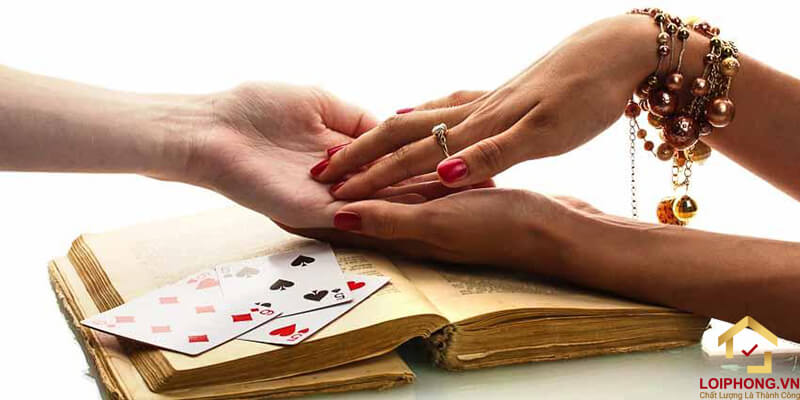Xem bói cũng là một hành vi được xem là mê tín, dị đoan